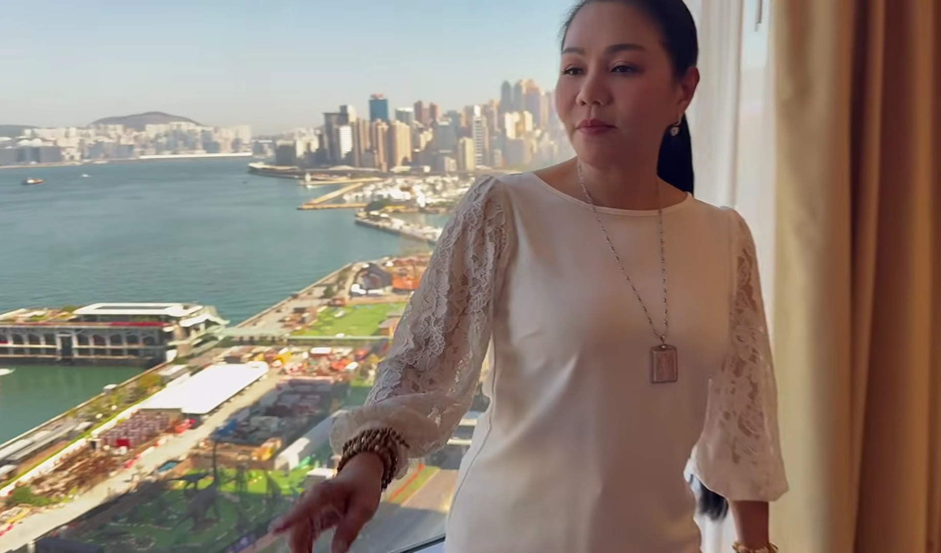 Nữ NSƯT là con dâu Thanh Tuyền kỷ niệm ngày cưới ở Hong Kong: "Mỗi ngày tôi ở một khách sạn"  - Ảnh 1.