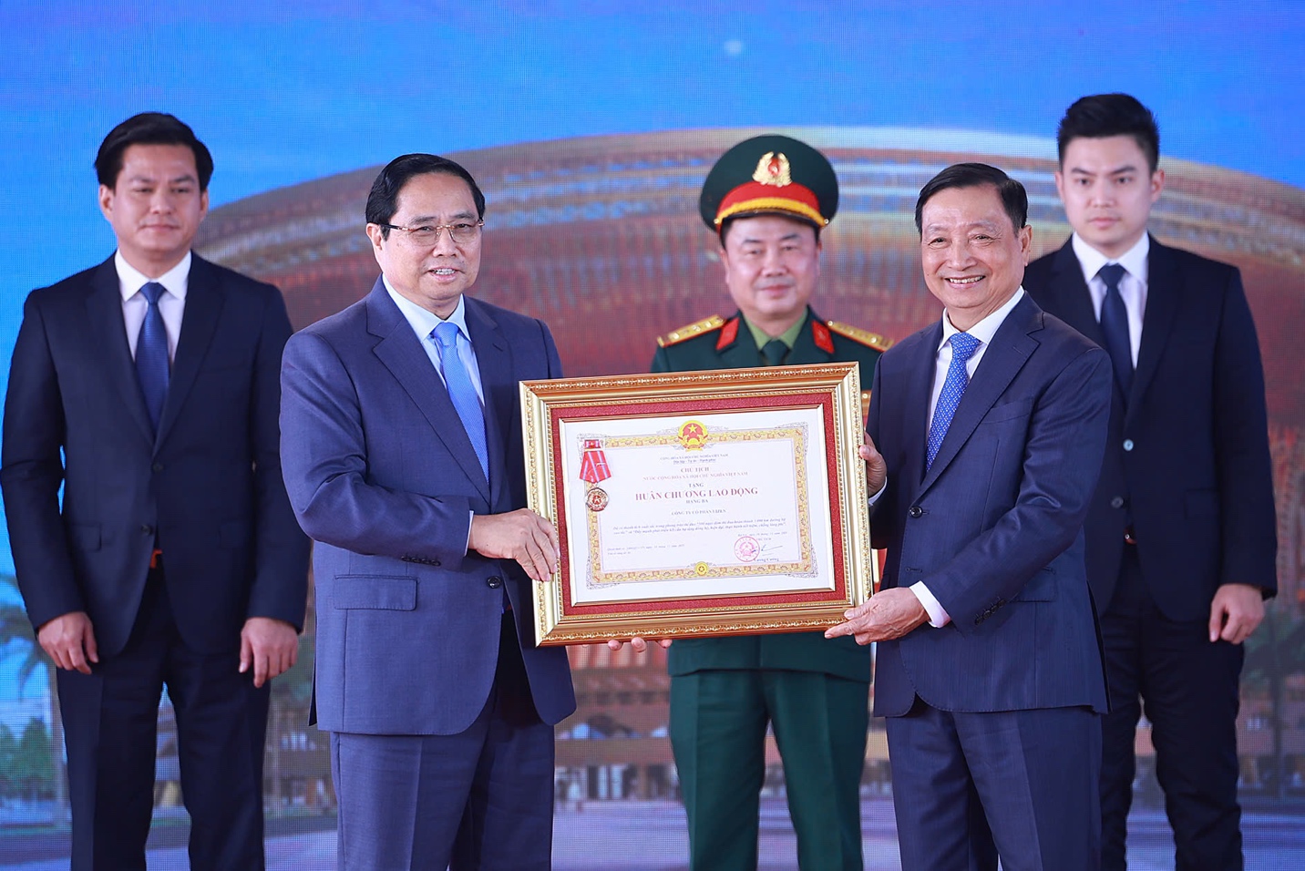 Vượt tiến độ nhiều dự án, một “ông lớn” đầu tư công được Thủ tướng khen thưởng - Ảnh 1.