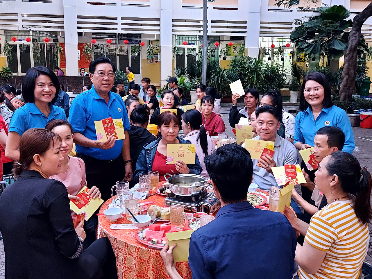 Một số địa phương đã công bố mức thưởng Tết 2026, cao nhất lên đến 350 triệu đồng/người - Ảnh 1.