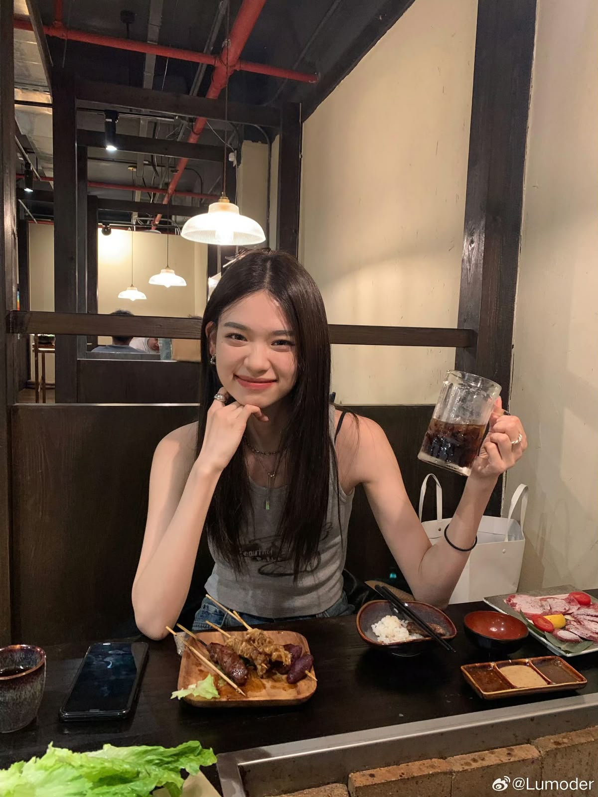 Cảnh báo khẩn cho những ai thường xuyên nhìn vào màn hình điện thoại trong lúc ăn- Ảnh 3.