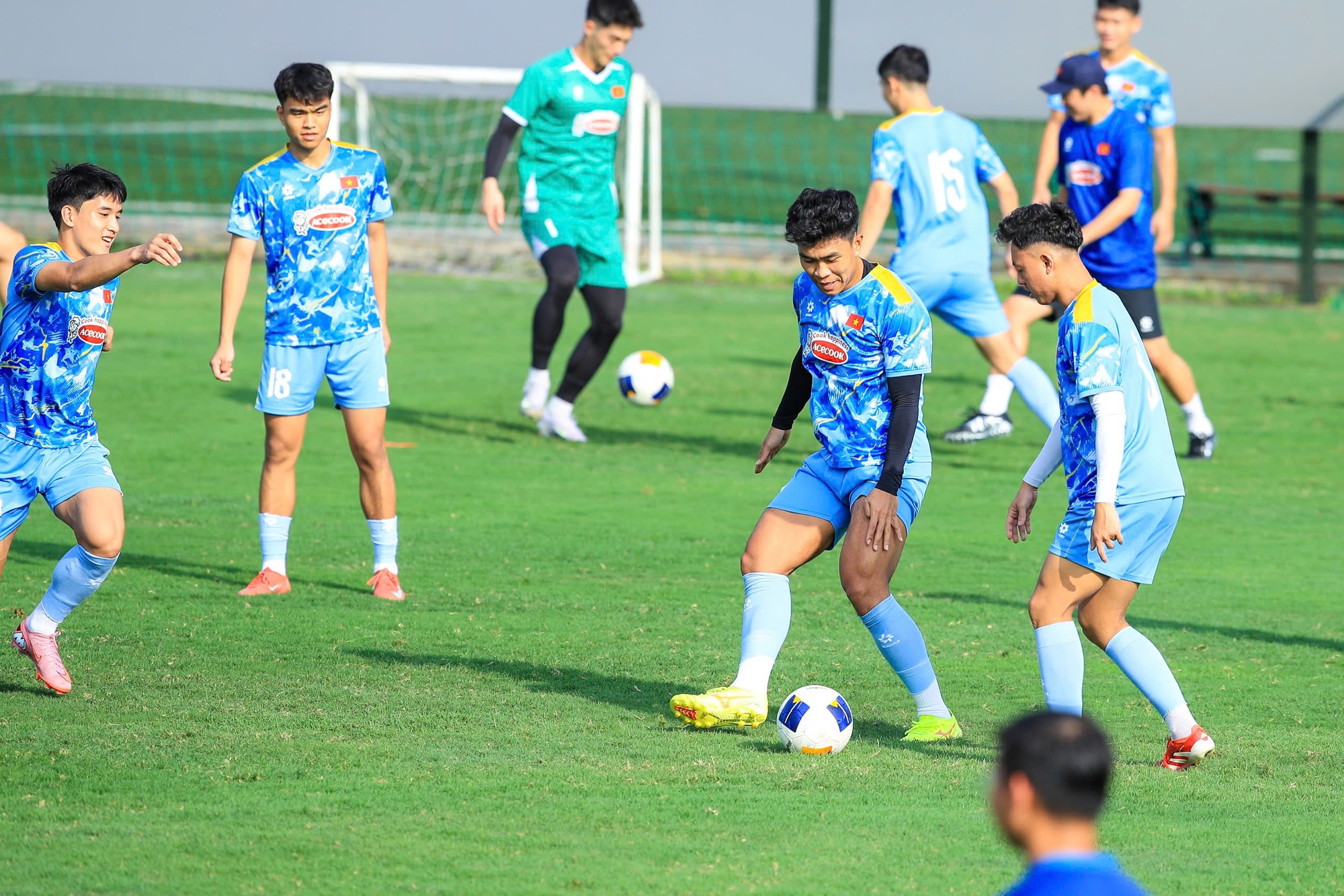 Dàn trai đẹp U22 Việt Nam khoe visual sáng bừng, Đình Bắc tươi rói trong buổi tập chuẩn bị cho giải U23 châu Á- Ảnh 12.