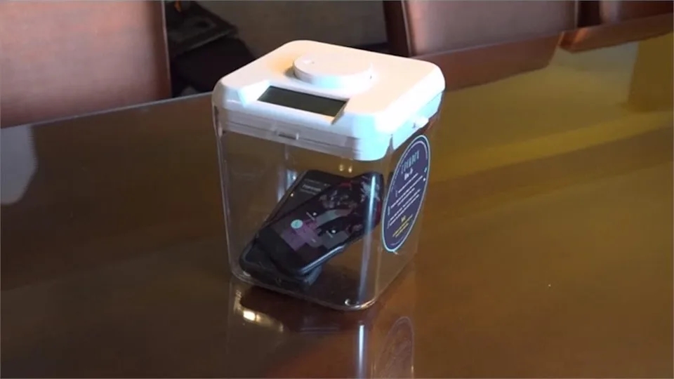 Cảnh báo khẩn cho những ai thường xuyên nhìn vào màn hình điện thoại trong lúc ăn- Ảnh 5.