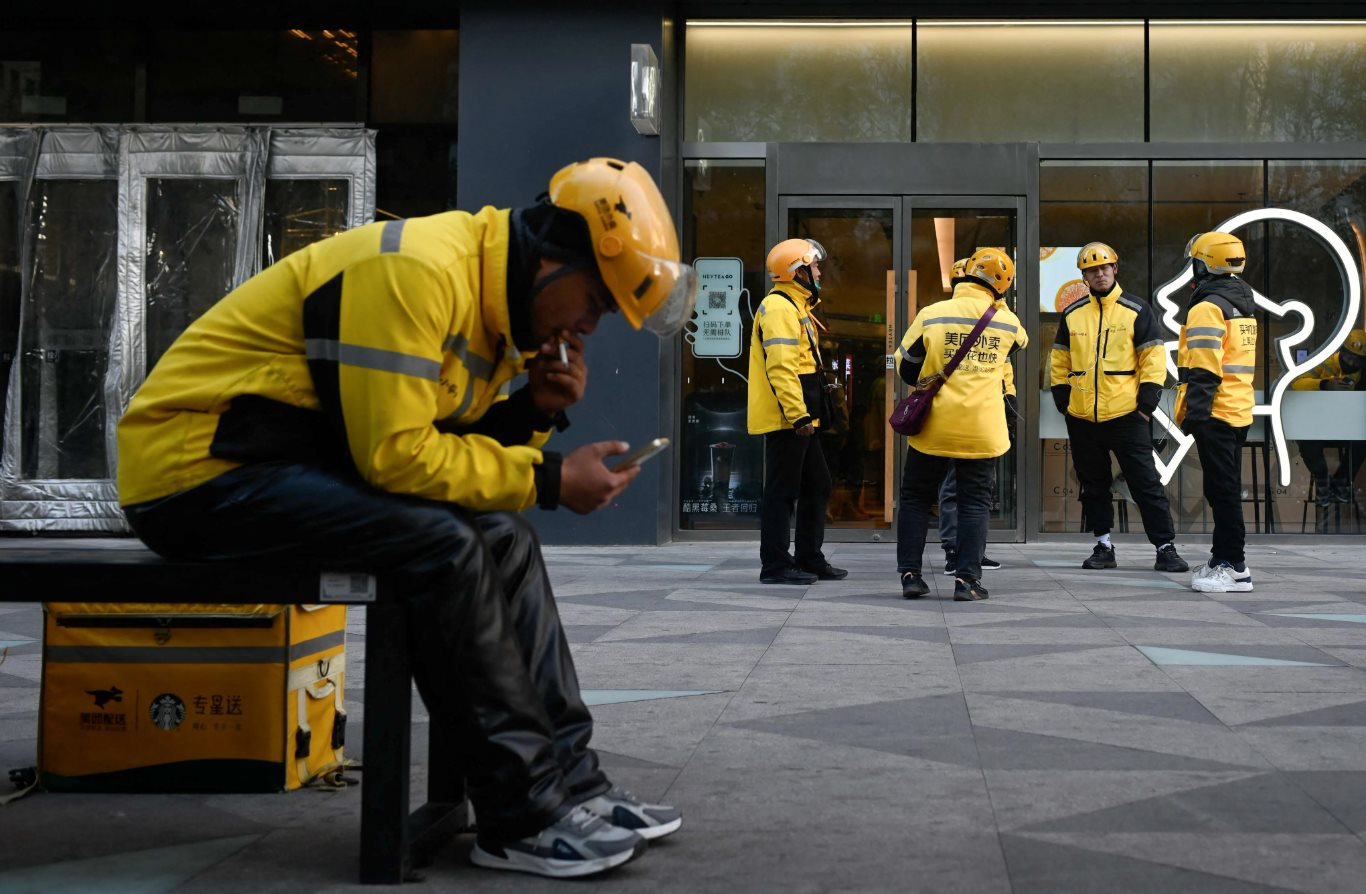 Phận đời 12 triệu shipper: Làm 14 tiếng/ngày nhưng chỉ đủ sống, đi giao đồ nhưng phải đánh cuộc sức khỏe và phẩm giá- Ảnh 1.