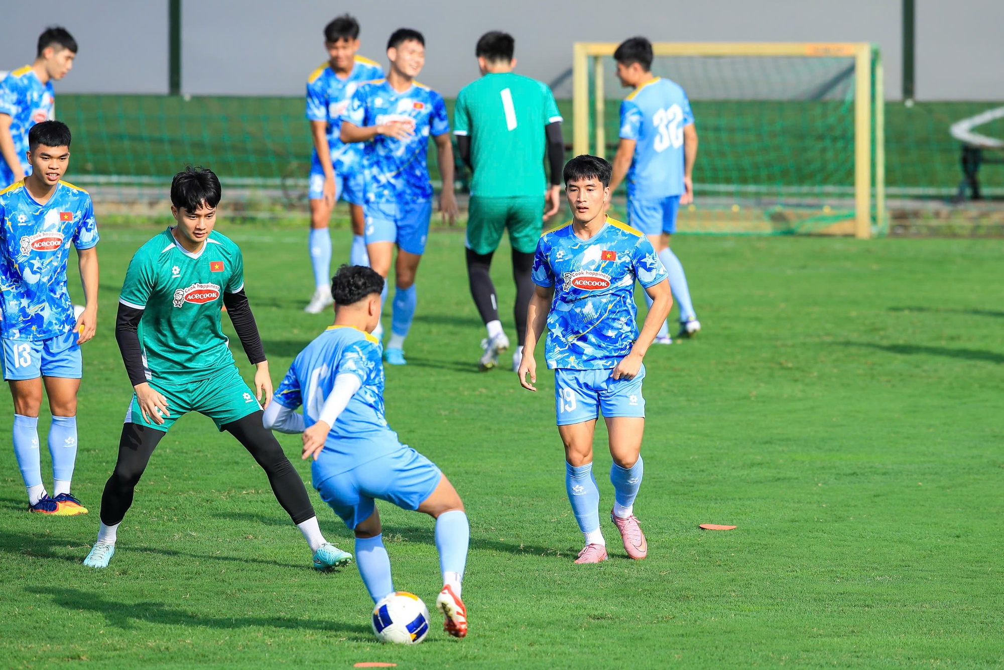 Dàn trai đẹp U22 Việt Nam khoe visual sáng bừng, Đình Bắc tươi rói trong buổi tập chuẩn bị cho giải U23 châu Á- Ảnh 10.