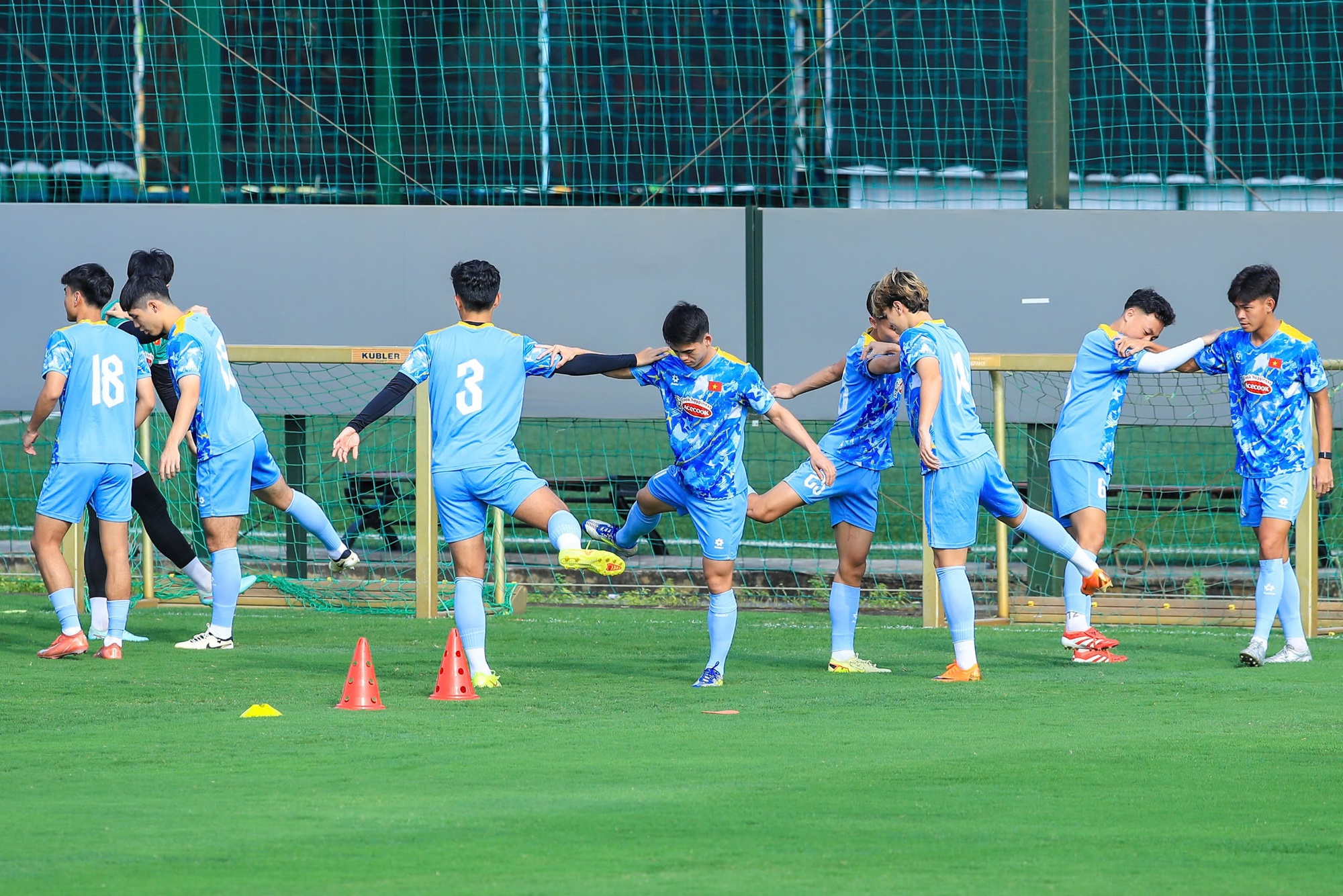 Dàn trai đẹp U22 Việt Nam khoe visual sáng bừng, Đình Bắc tươi rói trong buổi tập chuẩn bị cho giải U23 châu Á- Ảnh 9.