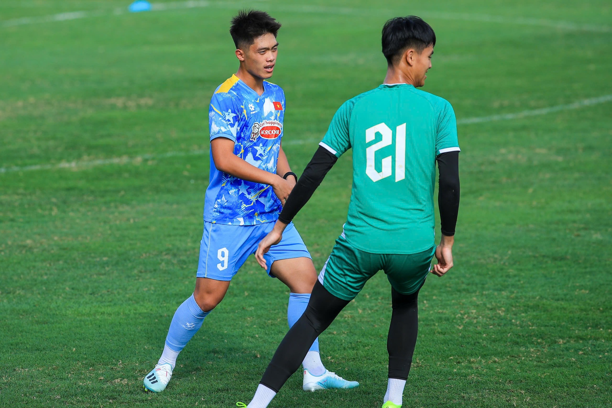 Dàn trai đẹp U22 Việt Nam khoe visual sáng bừng, Đình Bắc tươi rói trong buổi tập chuẩn bị cho giải U23 châu Á- Ảnh 6.