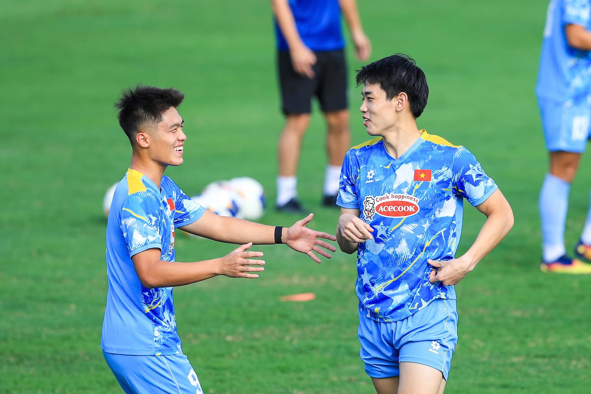 Dàn trai đẹp U22 Việt Nam khoe visual sáng bừng, Đình Bắc tươi rói trong buổi tập chuẩn bị cho giải U23 châu Á- Ảnh 4.