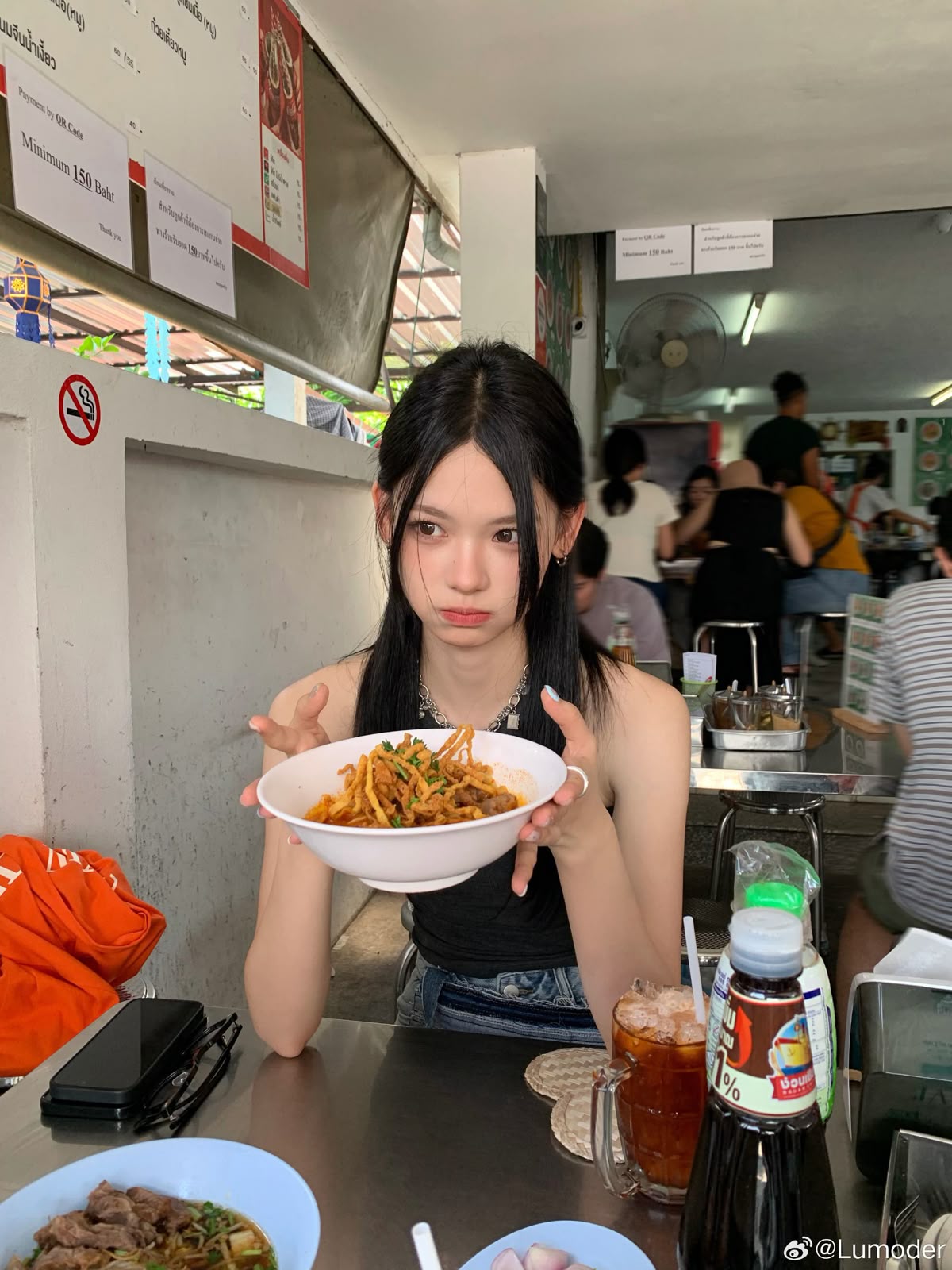 Cảnh báo khẩn cho những ai thường xuyên nhìn vào màn hình điện thoại trong lúc ăn- Ảnh 1.