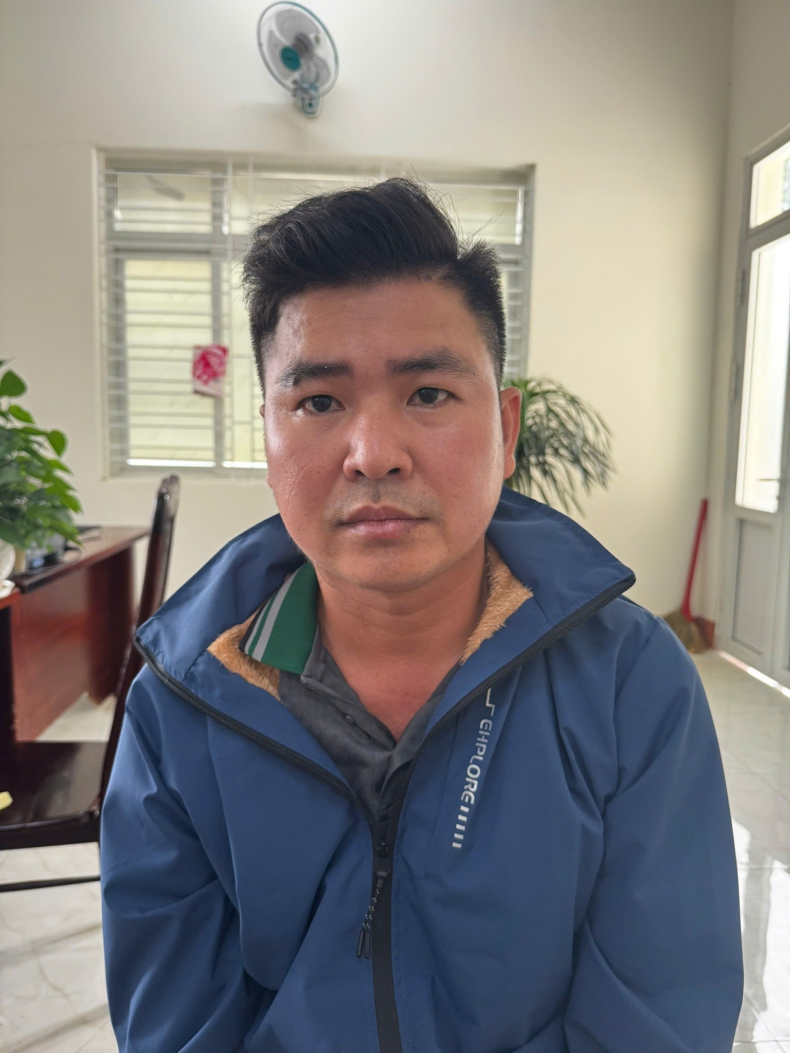 Khám xét nơi ở của "ông trùm" Trần Quang Út trong một chuyên án lớn, thu giữ nhiều sổ đỏ - Ảnh 4.