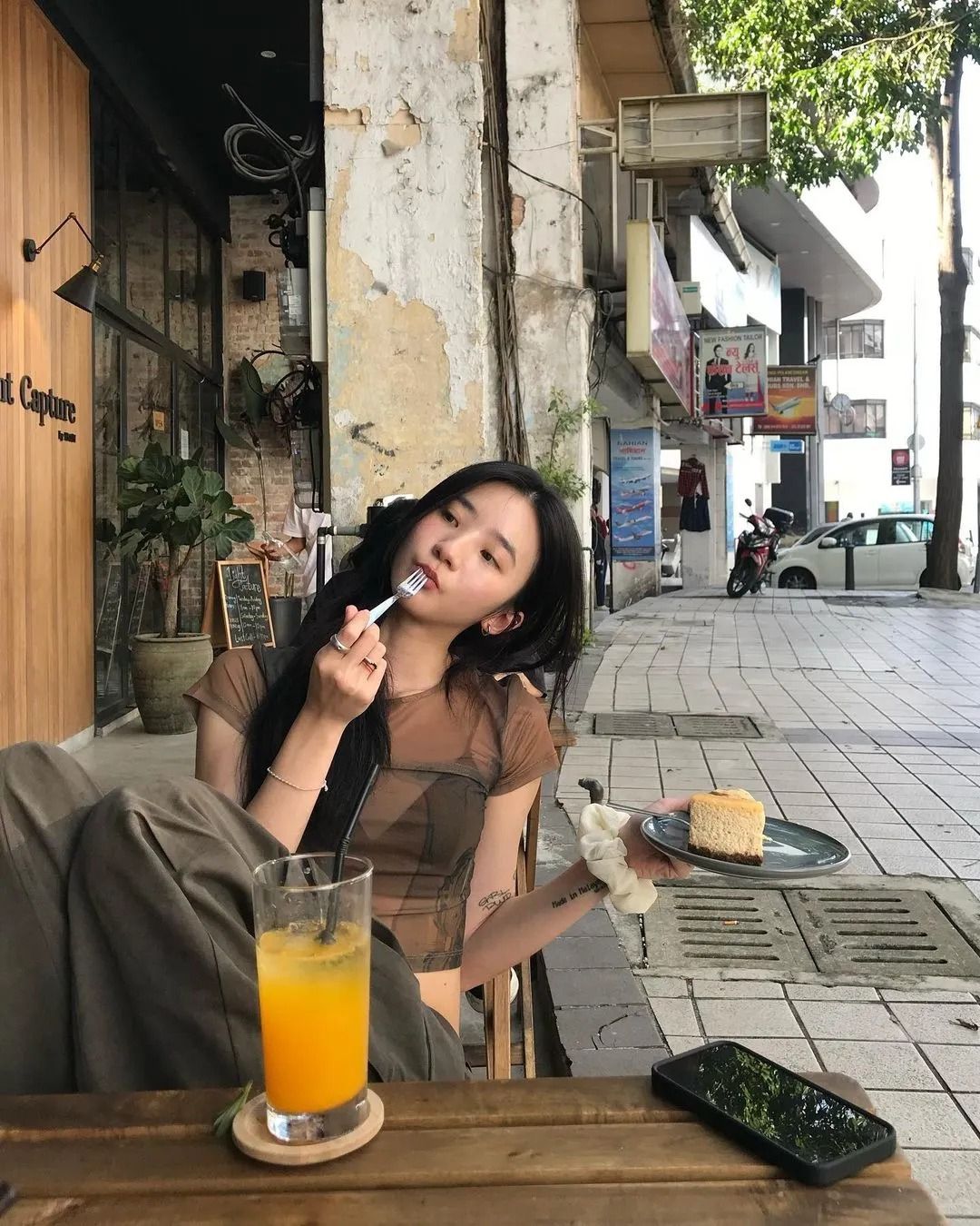 Cảnh báo khẩn cho những ai thường xuyên nhìn vào màn hình điện thoại trong lúc ăn- Ảnh 2.