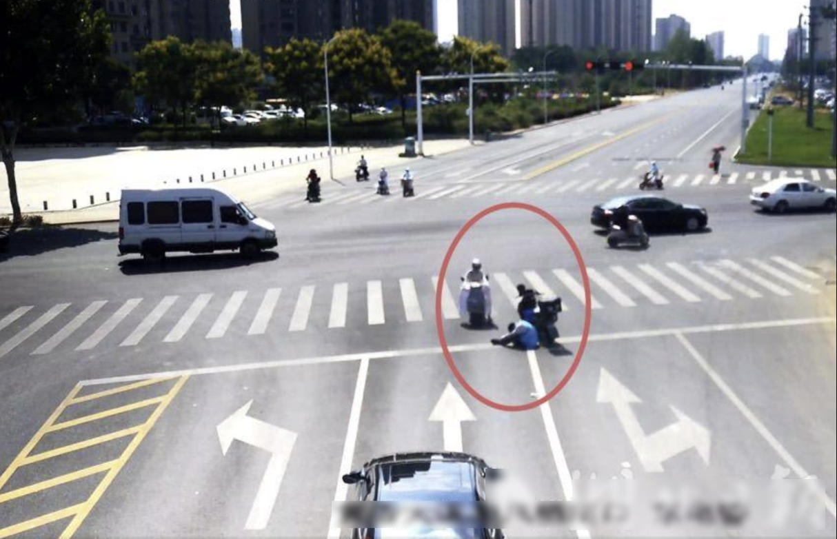 Shipper đột quỵ ngay giữa ngã 4 khi đang giao hàng, được người đi đường cứu sống thần kỳ: Danh tính cô gái gây ngỡ ngàng- Ảnh 1.