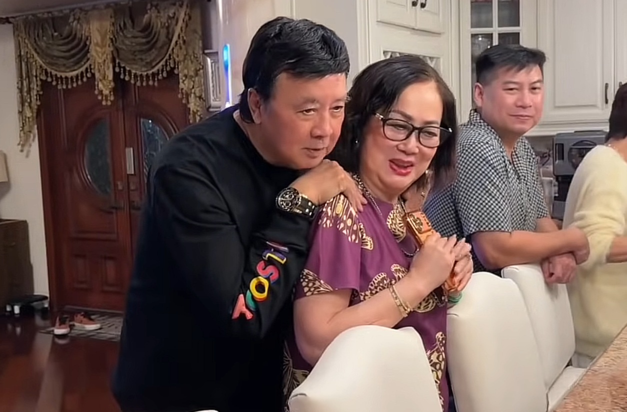 Nam NSƯT U80 nổi danh miền Nam mở tiệc tại biệt thự ở Mỹ, làm nũng với vợ- Ảnh 1.