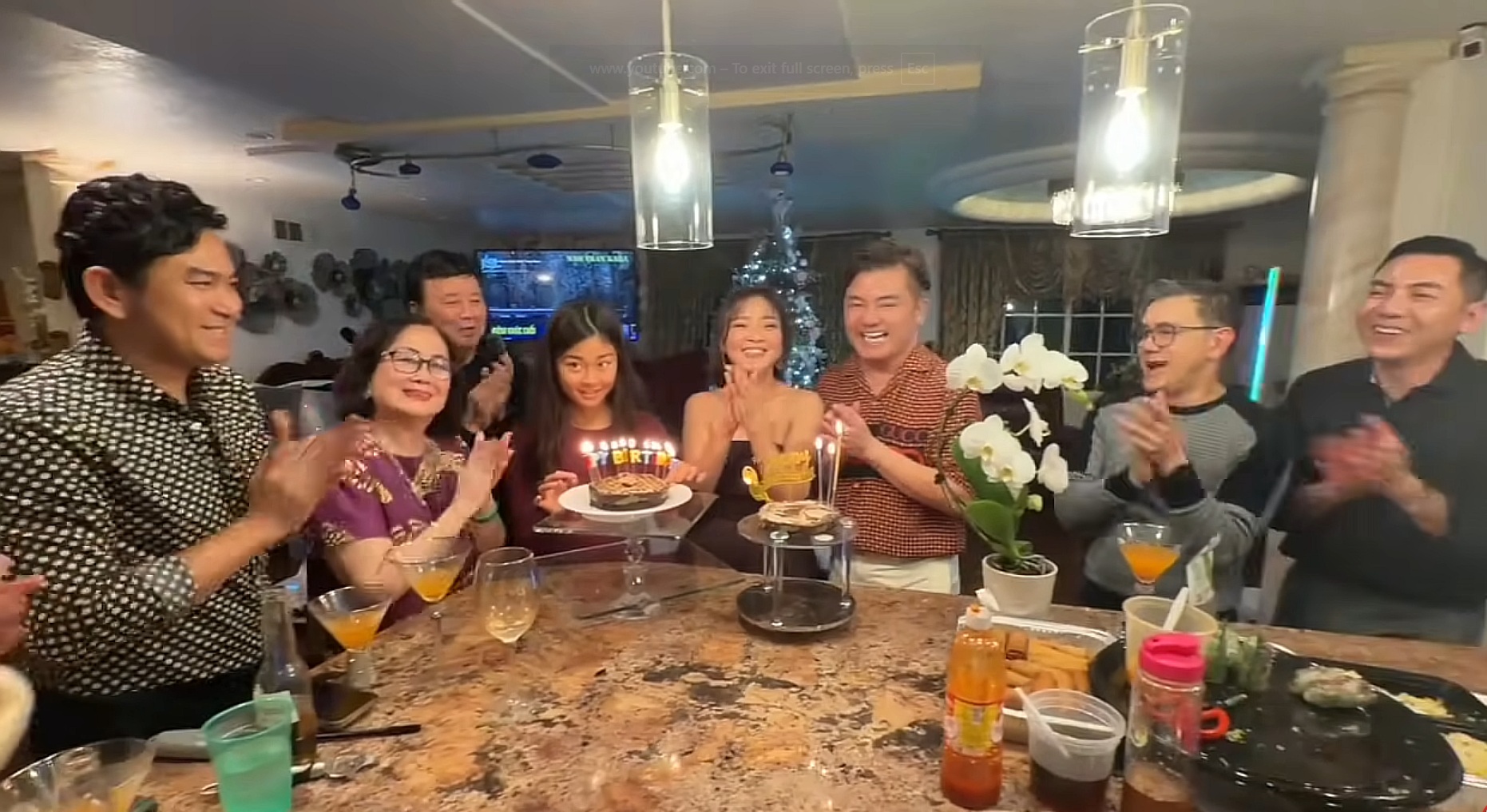 Nam NSƯT U80 nổi danh miền Nam mở tiệc tại biệt thự ở Mỹ, làm nũng với vợ- Ảnh 2.