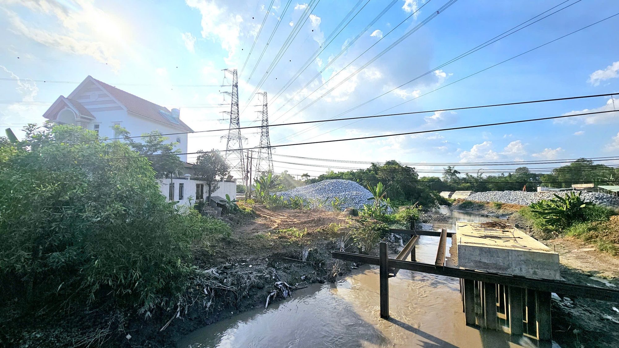 TPHCM: Dự án thoát nước bị "đứng hình" vì hàng chục hộ dân không chịu bàn giao mặt bằng - Ảnh 2.