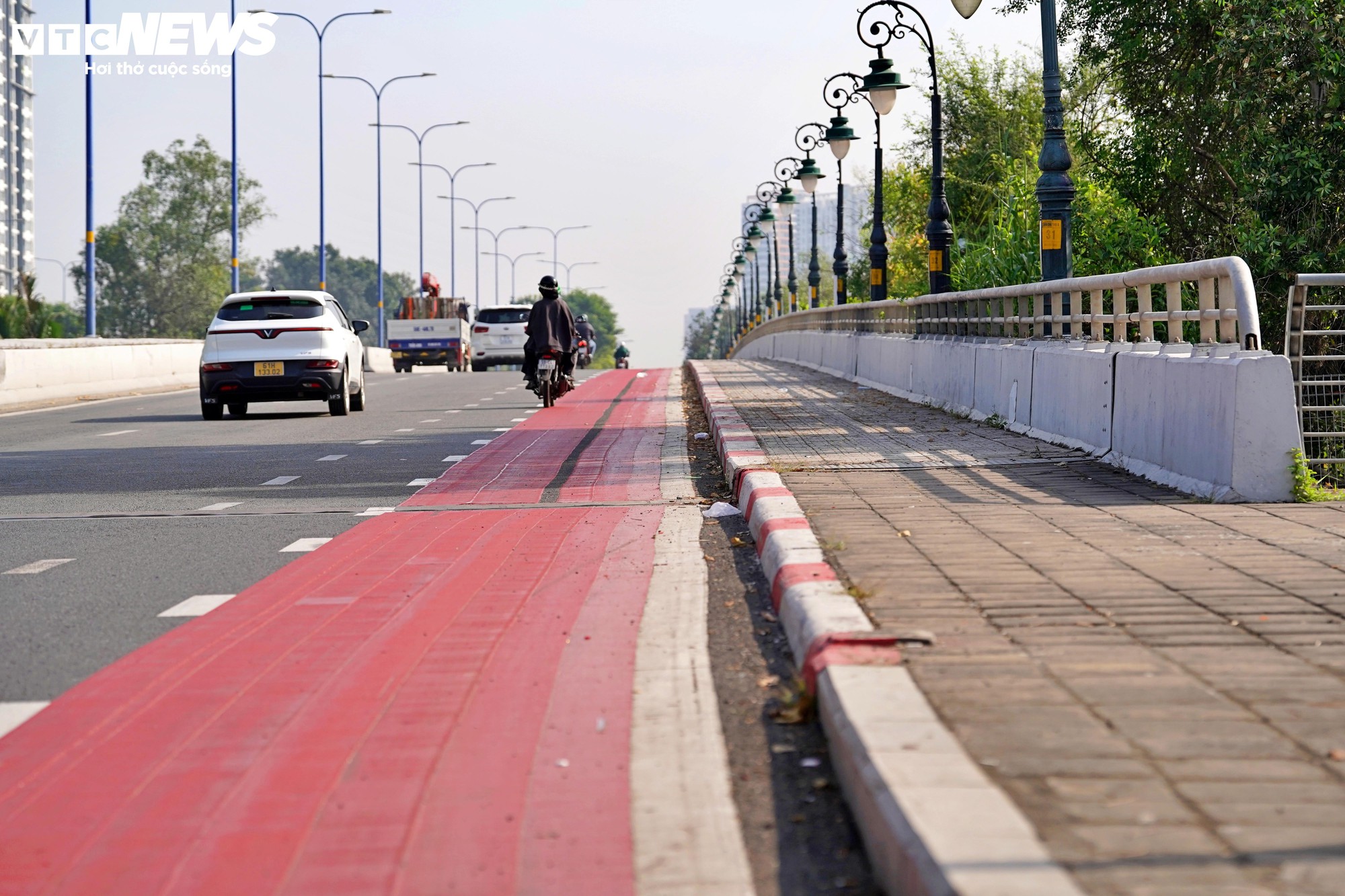 Cận cảnh đường dành riêng cho xe đạp đầu tiên ở TP.HCM trước ngày về đích- Ảnh 5.