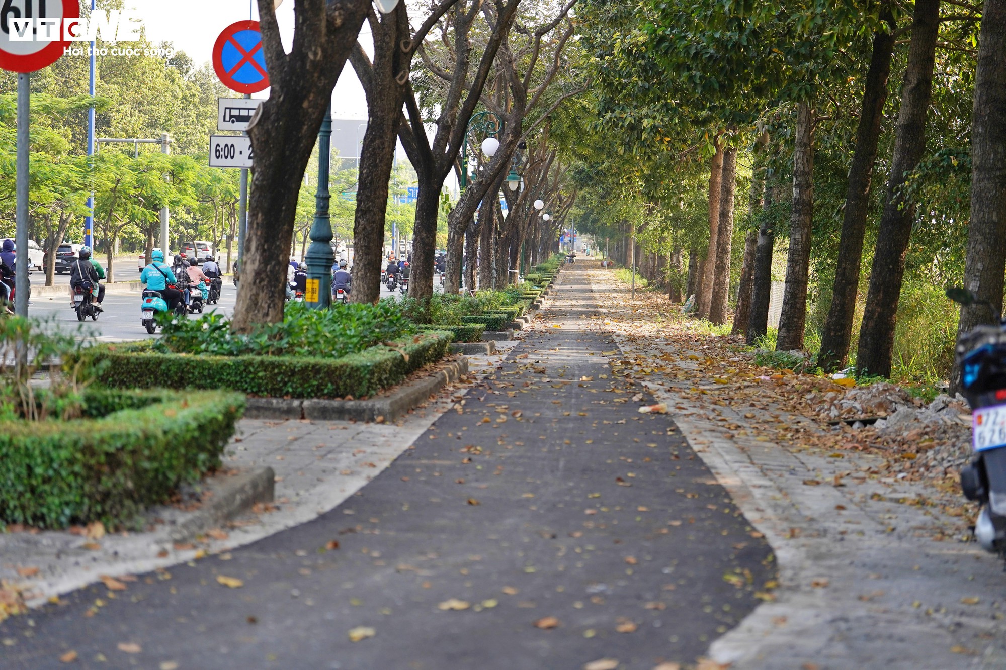 Cận cảnh đường dành riêng cho xe đạp đầu tiên ở TP.HCM trước ngày về đích- Ảnh 4.