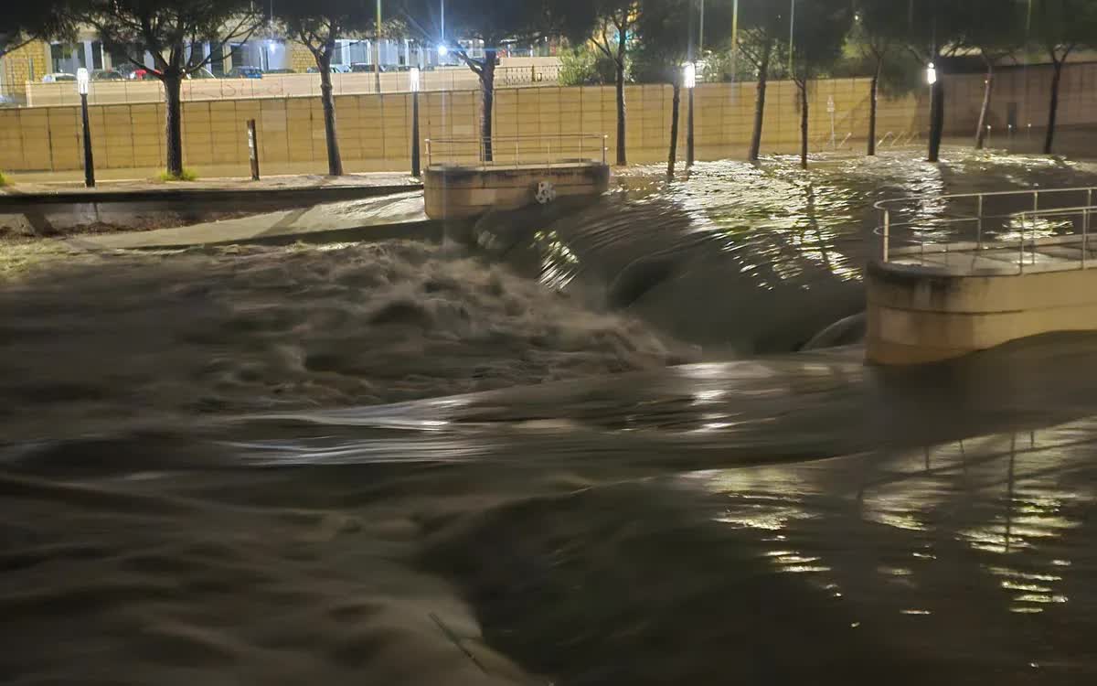 Pháp báo động đỏ do lũ lụt nghiêm trọng nhất 3 thập kỷ ở miền Nam - Ảnh 1.