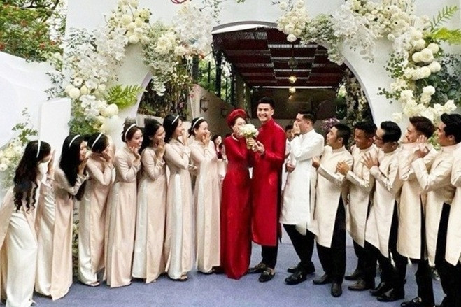 Showbiz Việt chưa có hôn lễ nào lạ như đôi này: Cưới linh đình 2 nơi mà không ai hay, cô dâu gia thế khủng cực bí ẩn!- Ảnh 1.