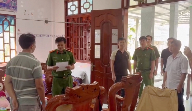 Khám xét nơi ở của "ông trùm" Trần Quang Út trong một chuyên án lớn, thu giữ nhiều sổ đỏ - Ảnh 7.