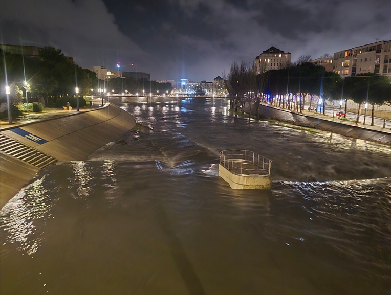 Pháp báo động đỏ do lũ lụt nghiêm trọng nhất 3 thập kỷ ở miền Nam - Ảnh 2.