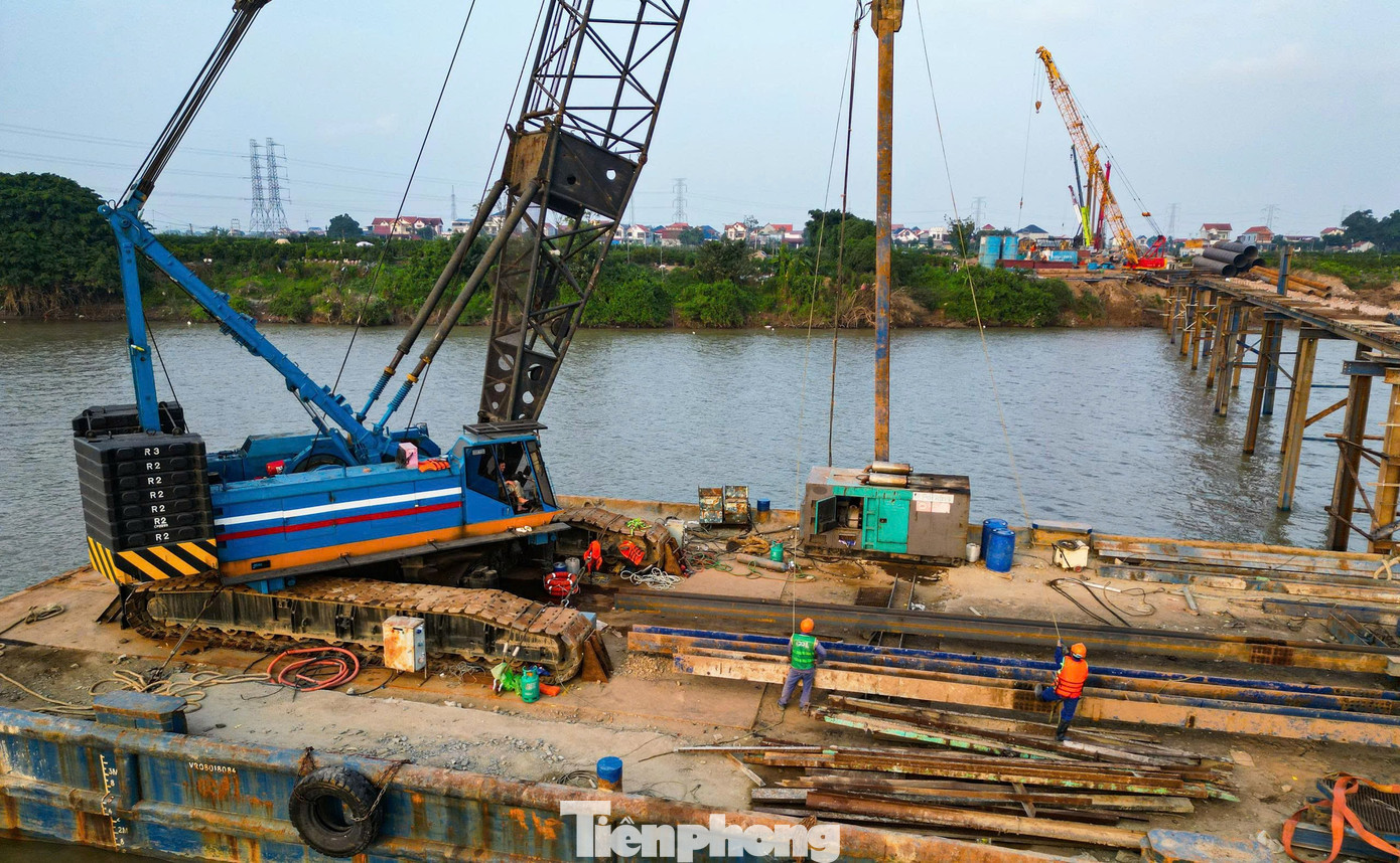 Toàn cảnh công trường thi công cầu Mễ Sở rộng 4 làn xe nối Hà Nội - Hưng Yên.- Ảnh 3.