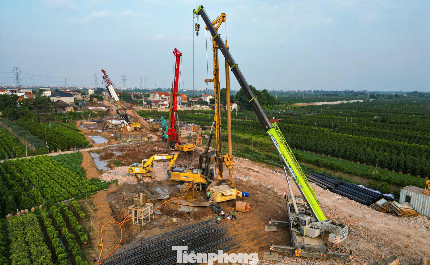 Toàn cảnh công trường thi công cầu Mễ Sở rộng 4 làn xe nối Hà Nội - Hưng Yên.- Ảnh 4.