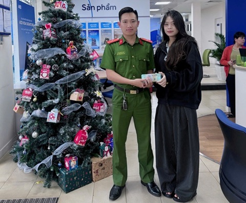 Chuyển khoản 205 triệu đồng cho cô gái lạ sinh năm 2007, đến khi phát hiện, người đàn ông vội báo công an - Ảnh 1.