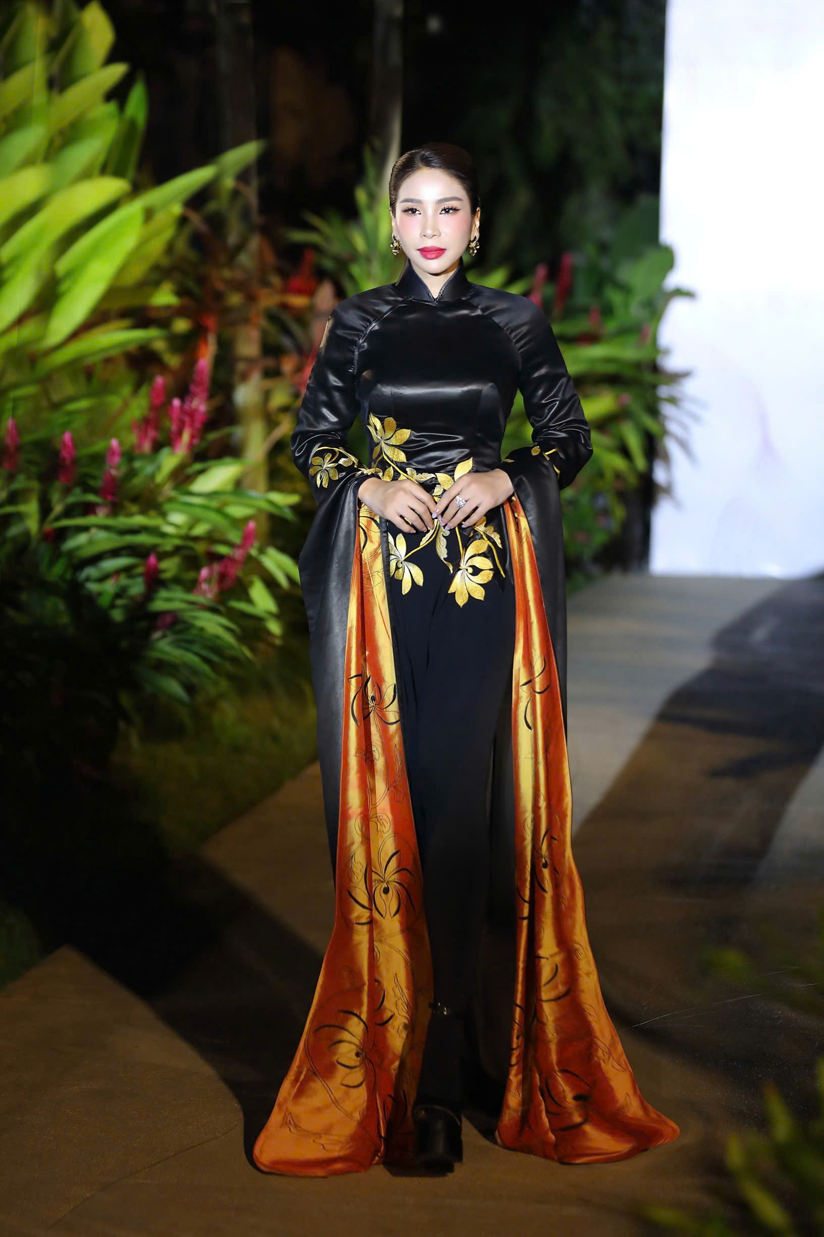 Lý Hương tỏa sáng trên sàn diễn áo dài, mẹ ruột và con gái theo sát cổ vũ- Ảnh 3.