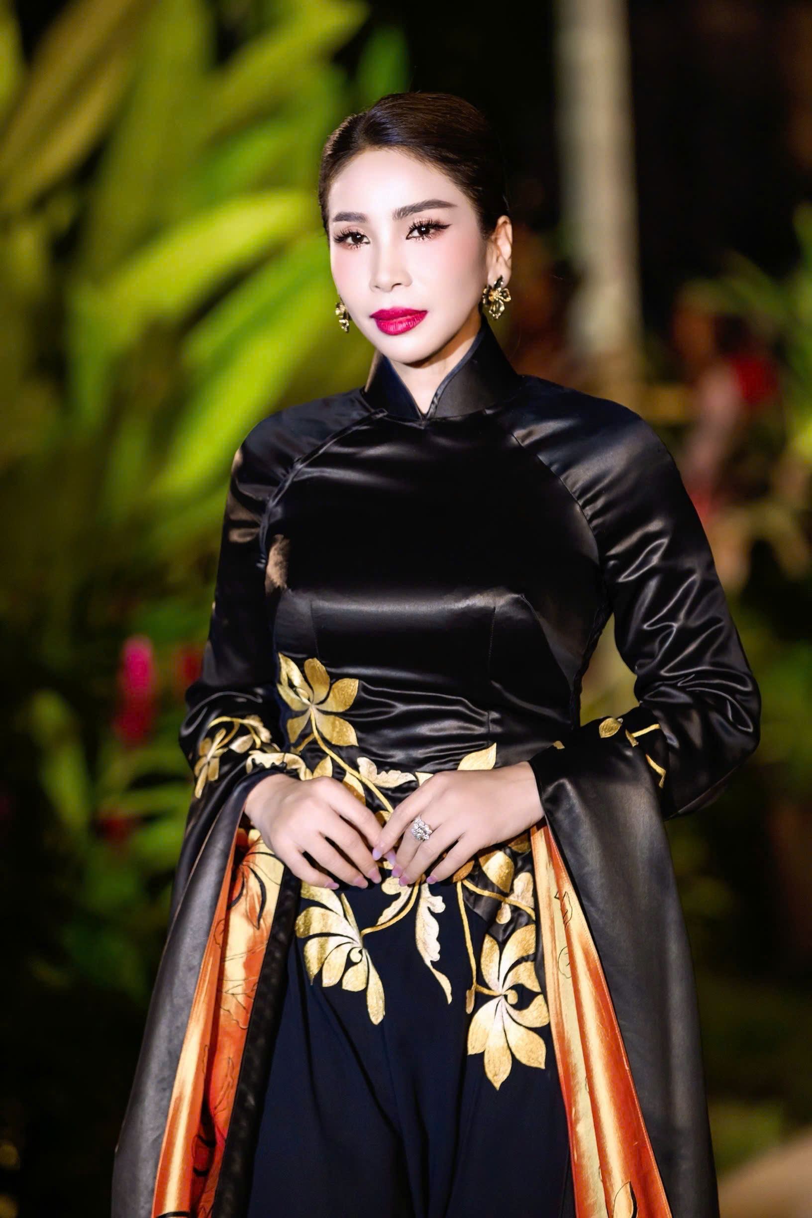 Lý Hương tỏa sáng trên sàn diễn áo dài, mẹ ruột và con gái theo sát cổ vũ- Ảnh 4.