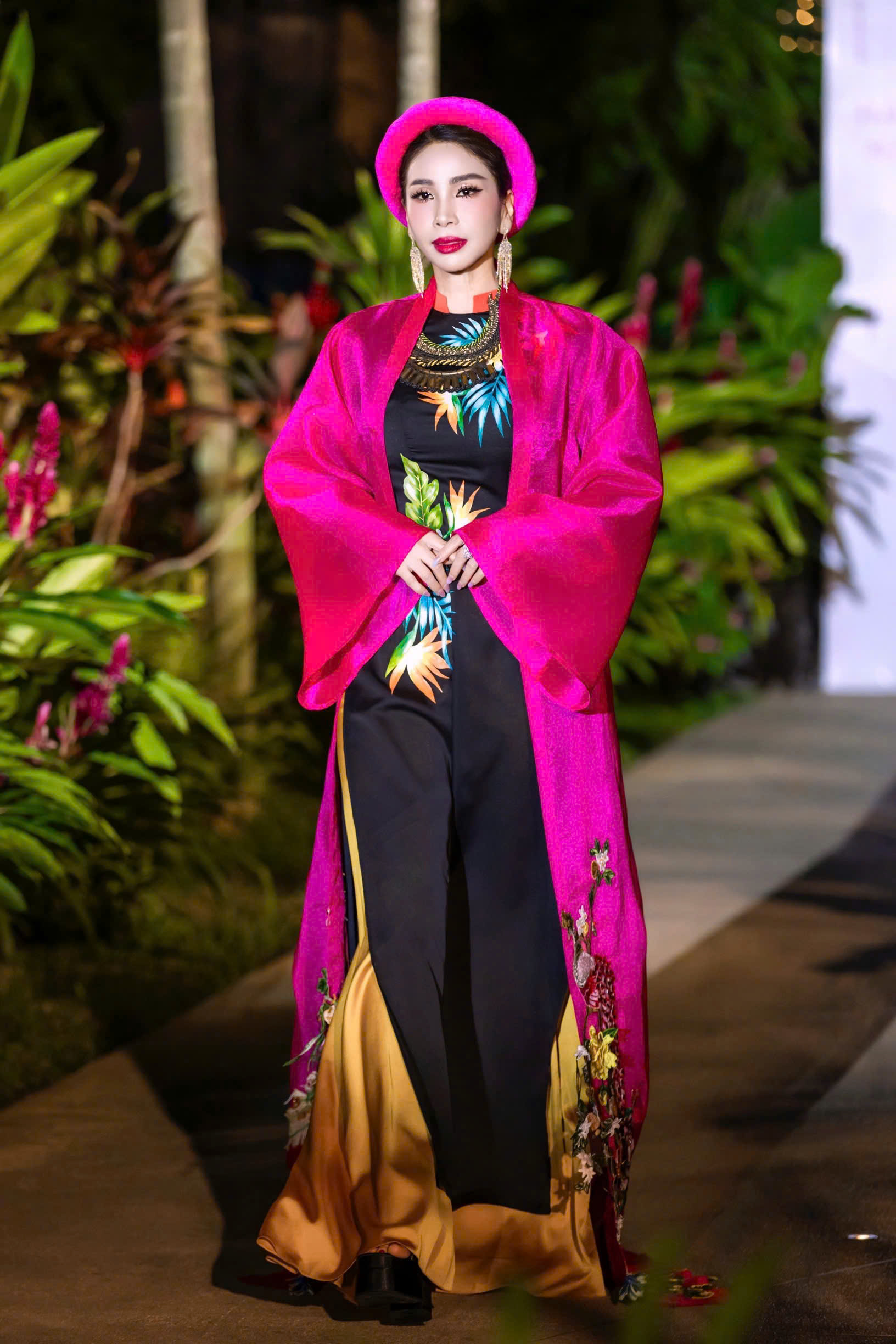 Lý Hương tỏa sáng trên sàn diễn áo dài, mẹ ruột và con gái theo sát cổ vũ- Ảnh 1.