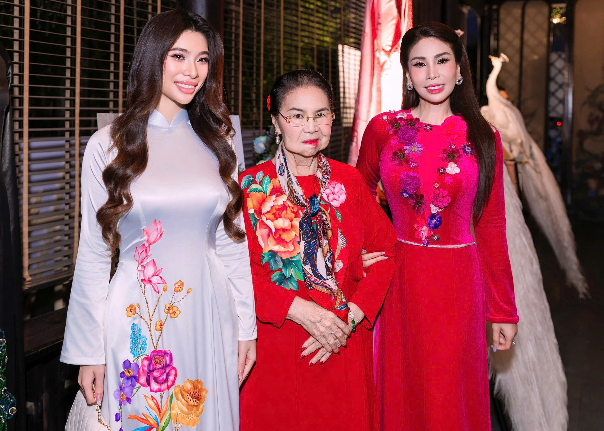 Lý Hương tỏa sáng trên sàn diễn áo dài, mẹ ruột và con gái theo sát cổ vũ- Ảnh 5.