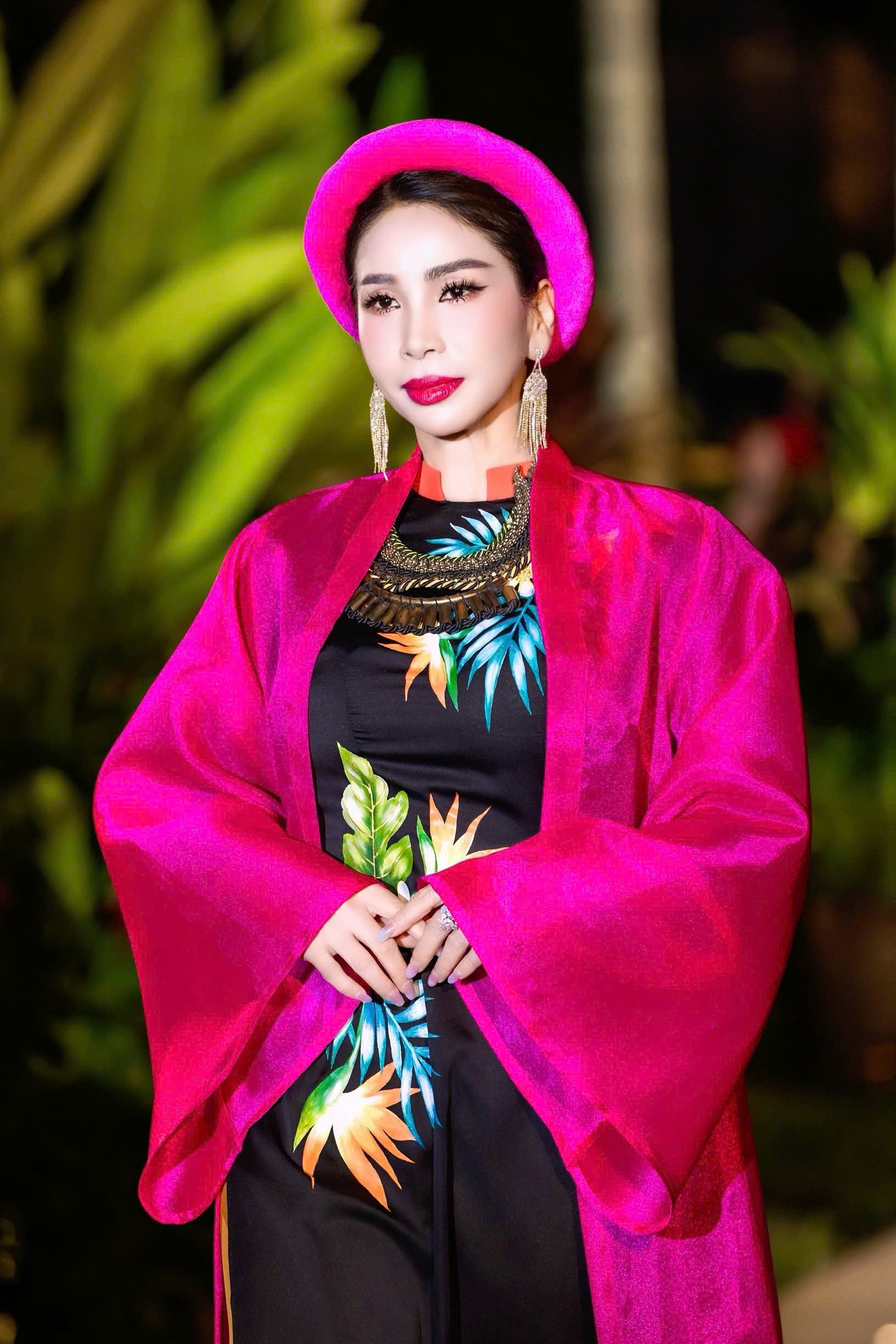 Lý Hương tỏa sáng trên sàn diễn áo dài, mẹ ruột và con gái theo sát cổ vũ- Ảnh 2.