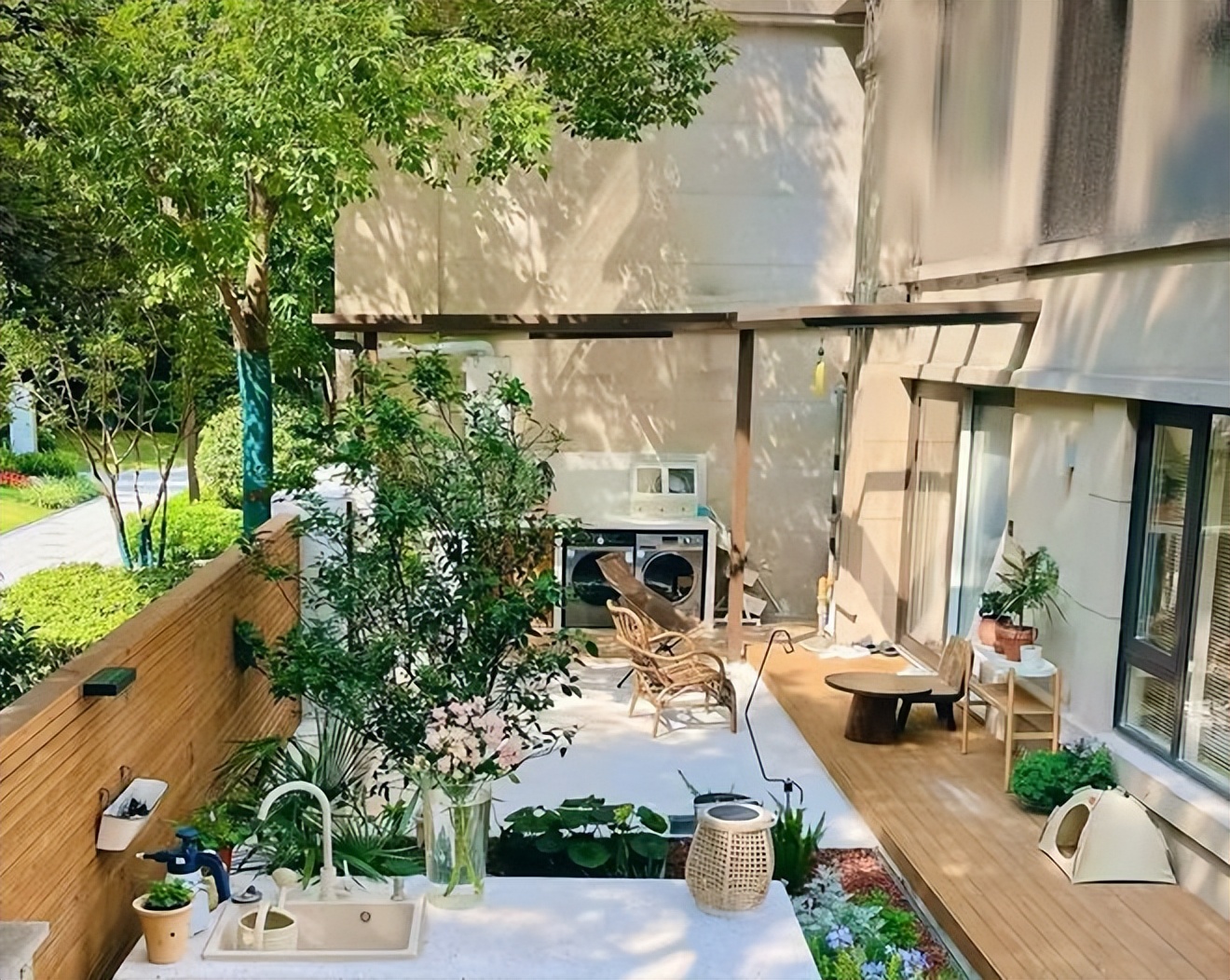 Sau 5 năm sống ở tầng 24, mẹ tôi chuyển xuống tầng một và “sống lại”: Sự thay đổi khiến cả họ hàng bất ngờ- Ảnh 2.