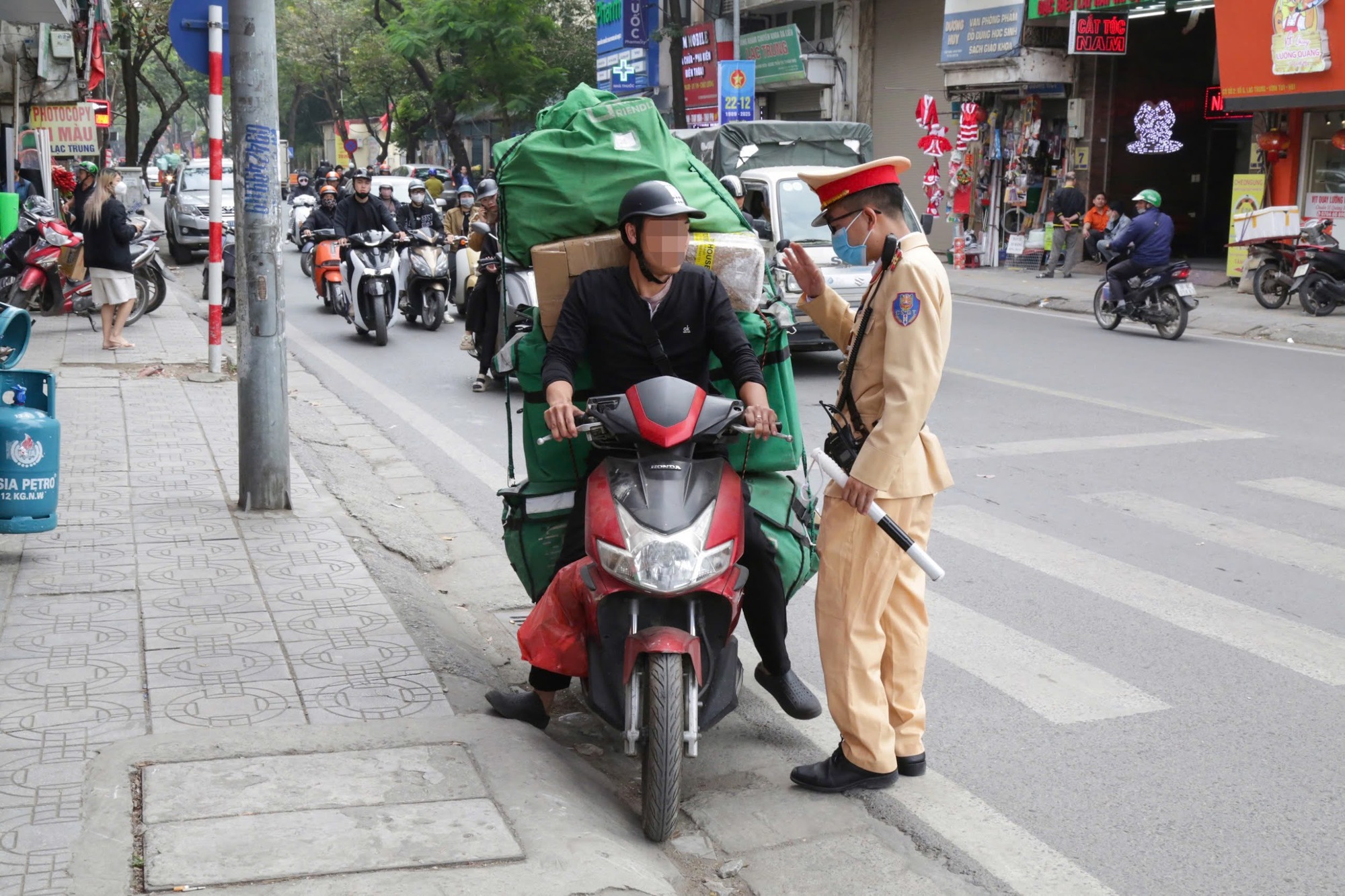 Tuyệt đối không làm hành vi này để đối phó với camera AI, rất nhiều người đã bị phạt nặng- Ảnh 2.