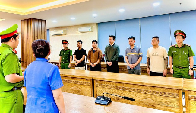 Đường dây rửa tiền 67.000 tỉ: Bắt nhóm đối tượng định "chạy án" giá 1 tỉ đồng- Ảnh 1.