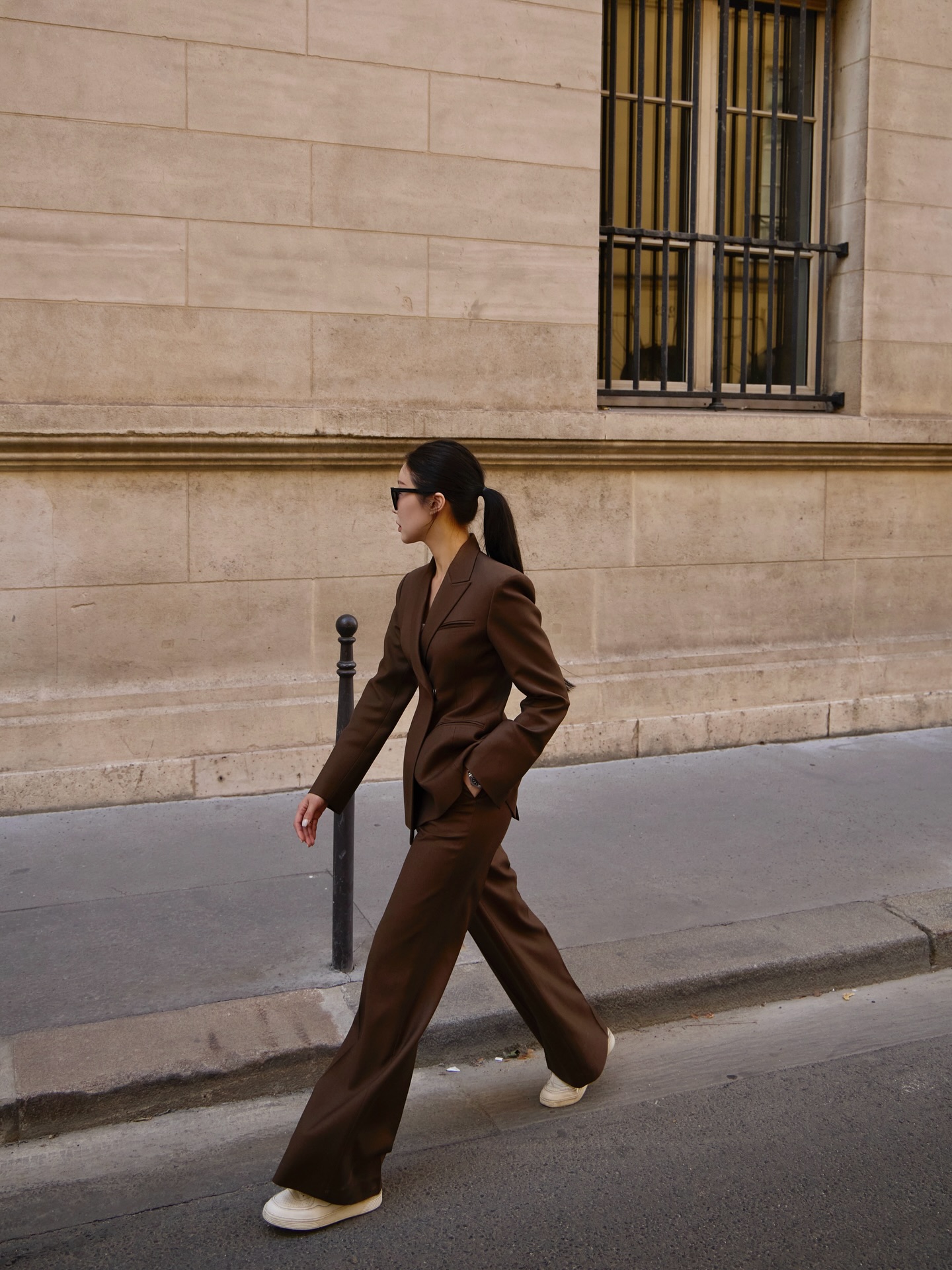 Đồ tối màu "mang tiếng" là già nhưng 5 item này thì không, càng mặc nhiều style càng sang - Ảnh 8.