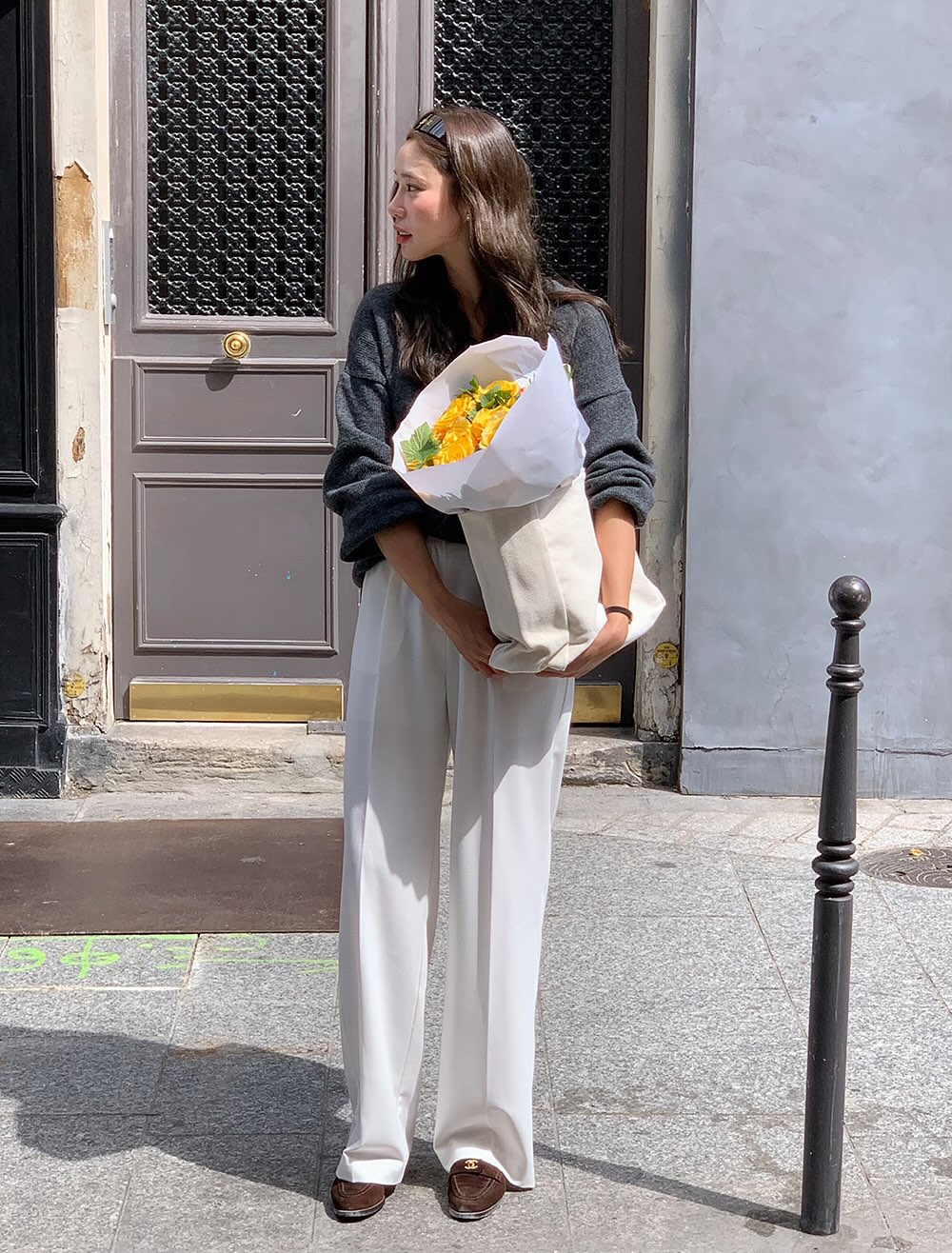 2 kiểu quần dài đang "hot" bùng nổ: Màu sắc sang trọng, mặc lên nhìn trẻ hơn hẳn quần đen - Ảnh 2. 2 kiểu quần dài đang "hot" bùng nổ: Màu sắc sang trọng, mặc lên nhìn trẻ hơn hẳn quần đen - Ảnh 2.