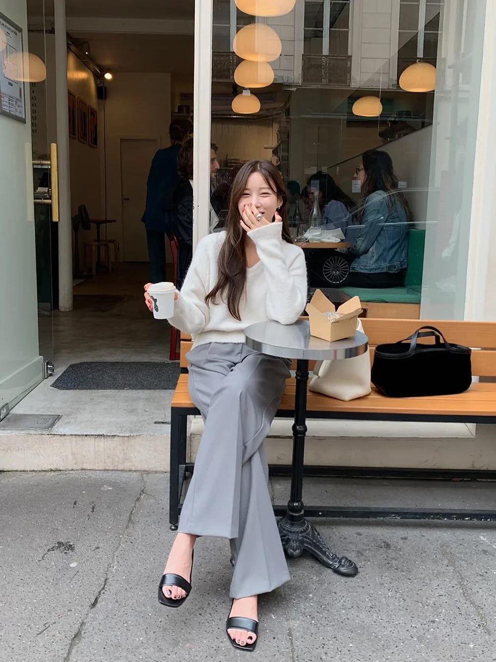 2 kiểu quần dài đang "hot" bùng nổ: Màu sắc sang trọng, mặc lên nhìn trẻ hơn hẳn quần đen - Ảnh 1. 2 kiểu quần dài đang "hot" bùng nổ: Màu sắc sang trọng, mặc lên nhìn trẻ hơn hẳn quần đen - Ảnh 1.