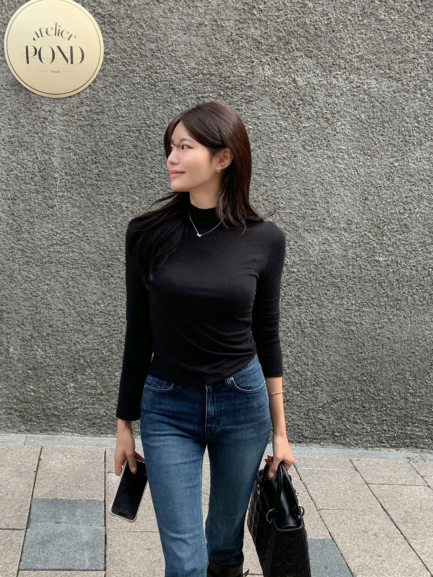 Đồ tối màu "mang tiếng" là già nhưng 5 item này thì không, càng mặc nhiều style càng sang - Ảnh 5.