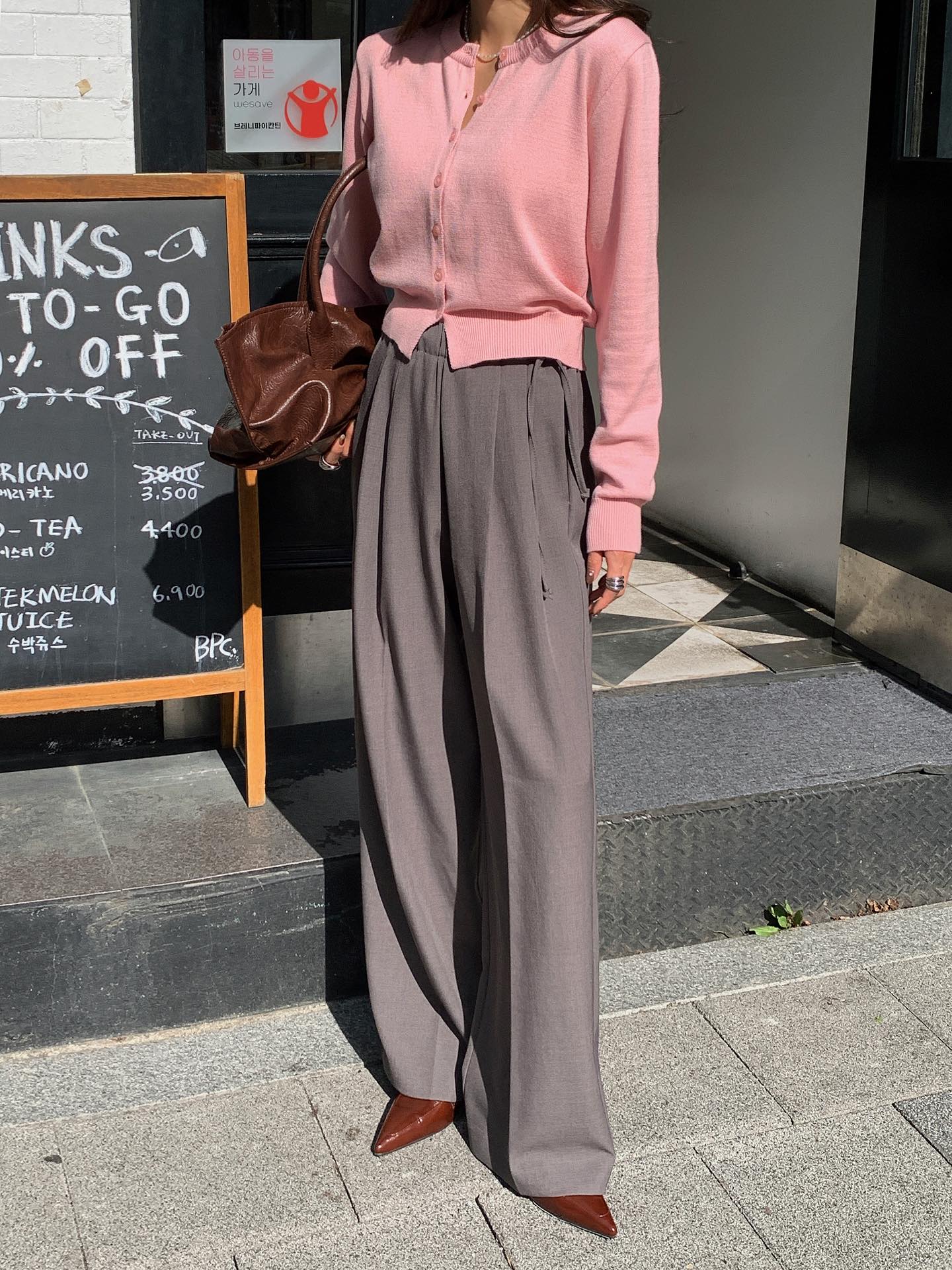 2 kiểu quần dài đang "hot" bùng nổ: Màu sắc sang trọng, mặc lên nhìn trẻ hơn hẳn quần đen - Ảnh 3. 2 kiểu quần dài đang "hot" bùng nổ: Màu sắc sang trọng, mặc lên nhìn trẻ hơn hẳn quần đen - Ảnh 3.