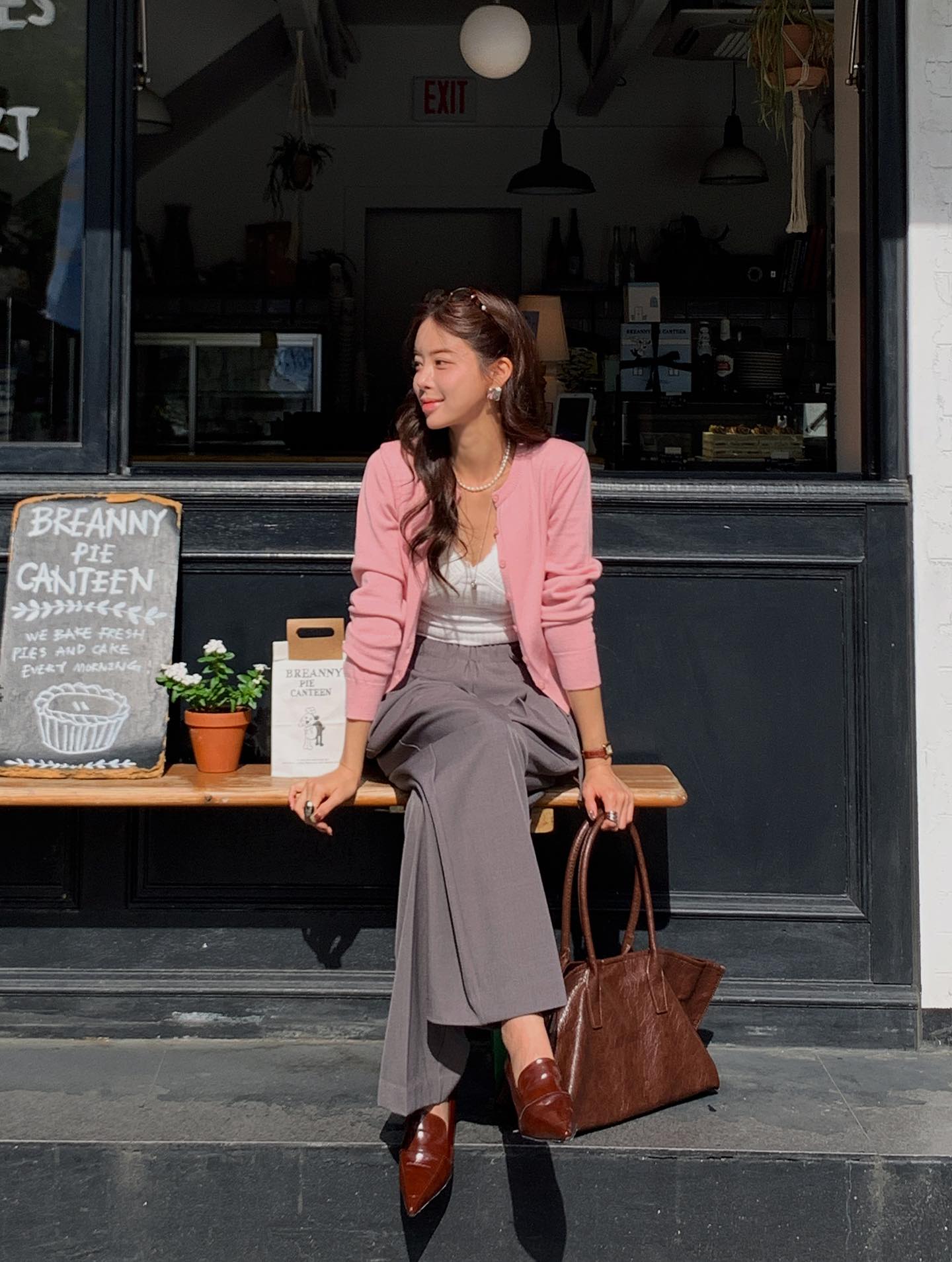 2 kiểu quần dài đang "hot" bùng nổ: Màu sắc sang trọng, mặc lên nhìn trẻ hơn hẳn quần đen - Ảnh 4. 2 kiểu quần dài đang "hot" bùng nổ: Màu sắc sang trọng, mặc lên nhìn trẻ hơn hẳn quần đen - Ảnh 4.