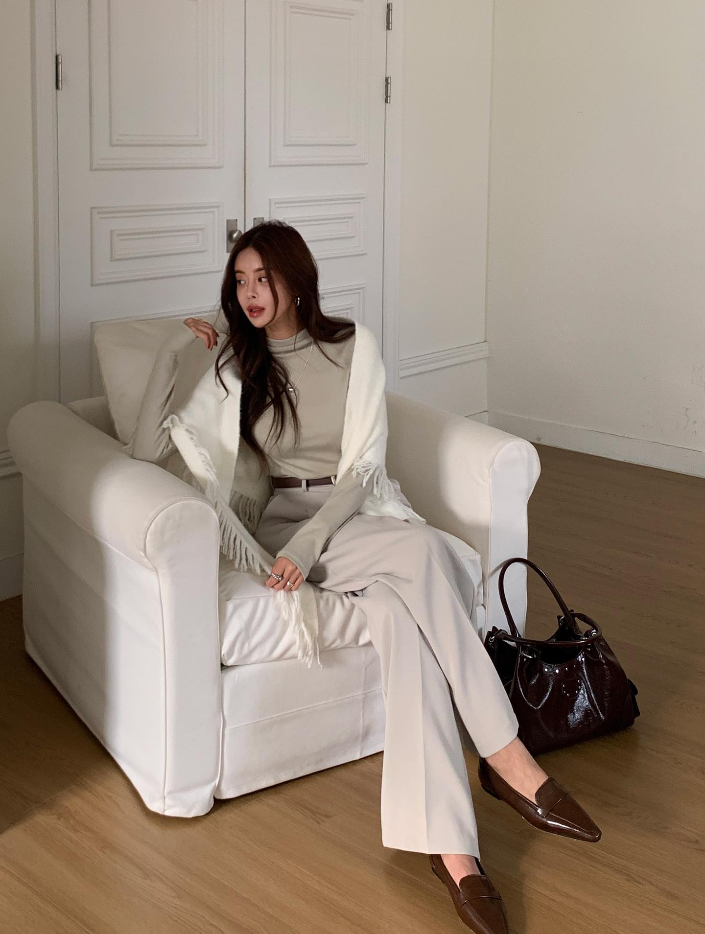 2 kiểu quần dài đang "hot" bùng nổ: Màu sắc sang trọng, mặc lên nhìn trẻ hơn hẳn quần đen - Ảnh 6. 2 kiểu quần dài đang "hot" bùng nổ: Màu sắc sang trọng, mặc lên nhìn trẻ hơn hẳn quần đen - Ảnh 6.