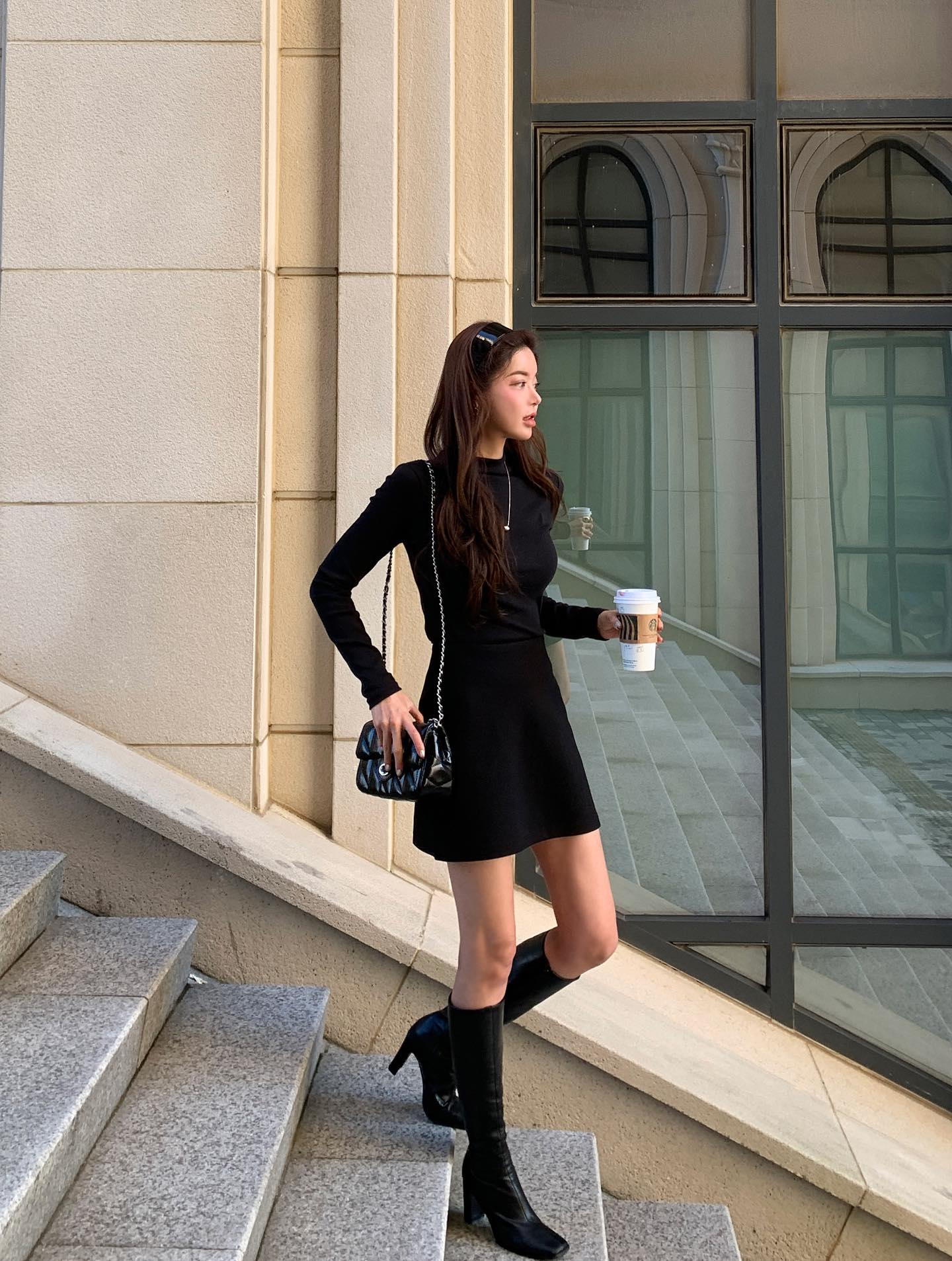 Đồ tối màu "mang tiếng" là già nhưng 5 item này thì không, càng mặc nhiều style càng sang - Ảnh 6.