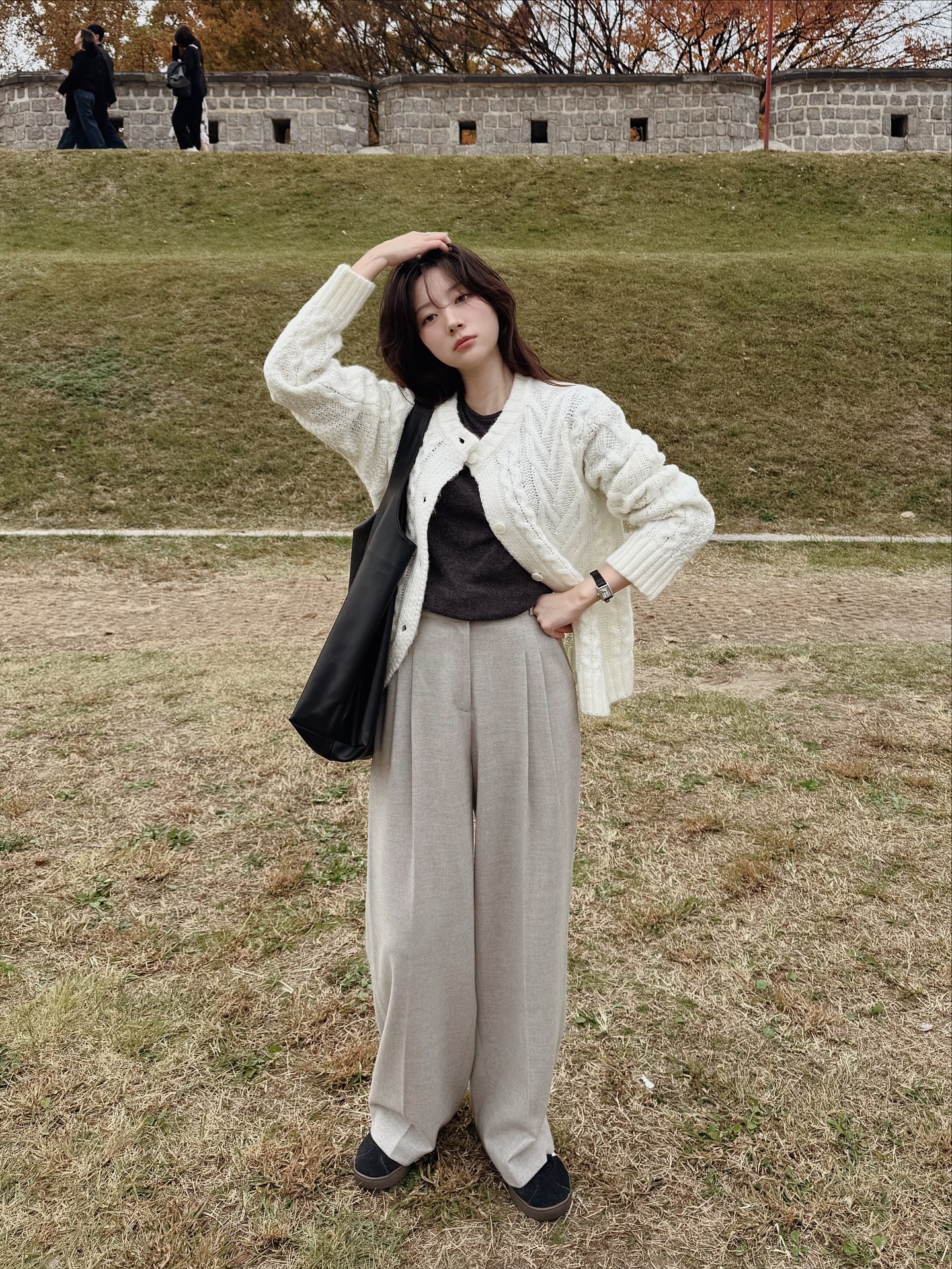 2 kiểu quần dài đang "hot" bùng nổ: Màu sắc sang trọng, mặc lên nhìn trẻ hơn hẳn quần đen - Ảnh 5. 2 kiểu quần dài đang "hot" bùng nổ: Màu sắc sang trọng, mặc lên nhìn trẻ hơn hẳn quần đen - Ảnh 5.