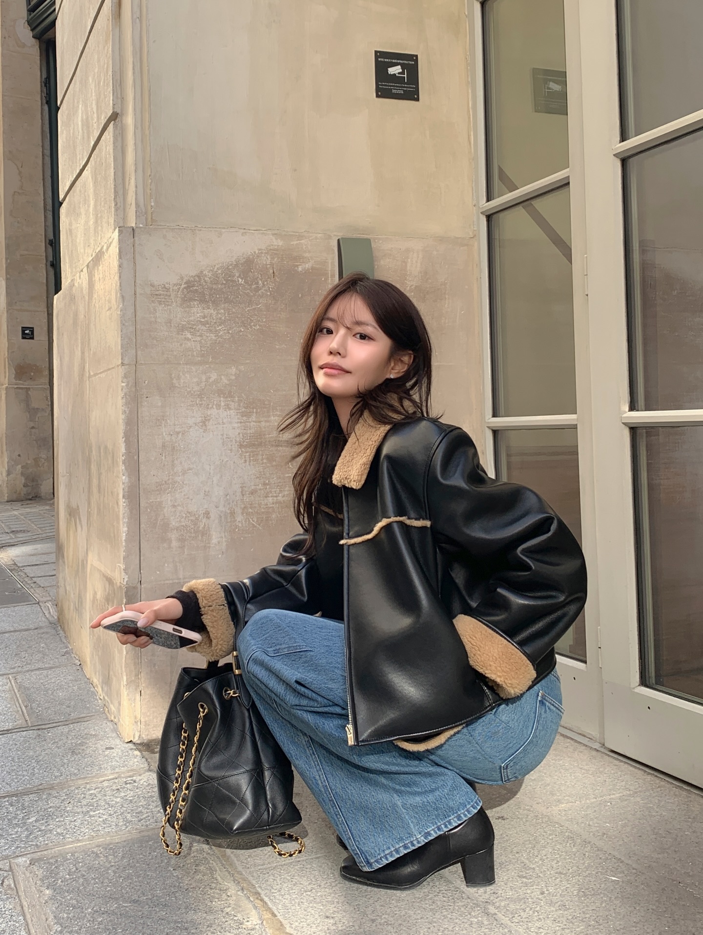 Đồ tối màu "mang tiếng" là già nhưng 5 item này thì không, càng mặc nhiều style càng sang - Ảnh 2.