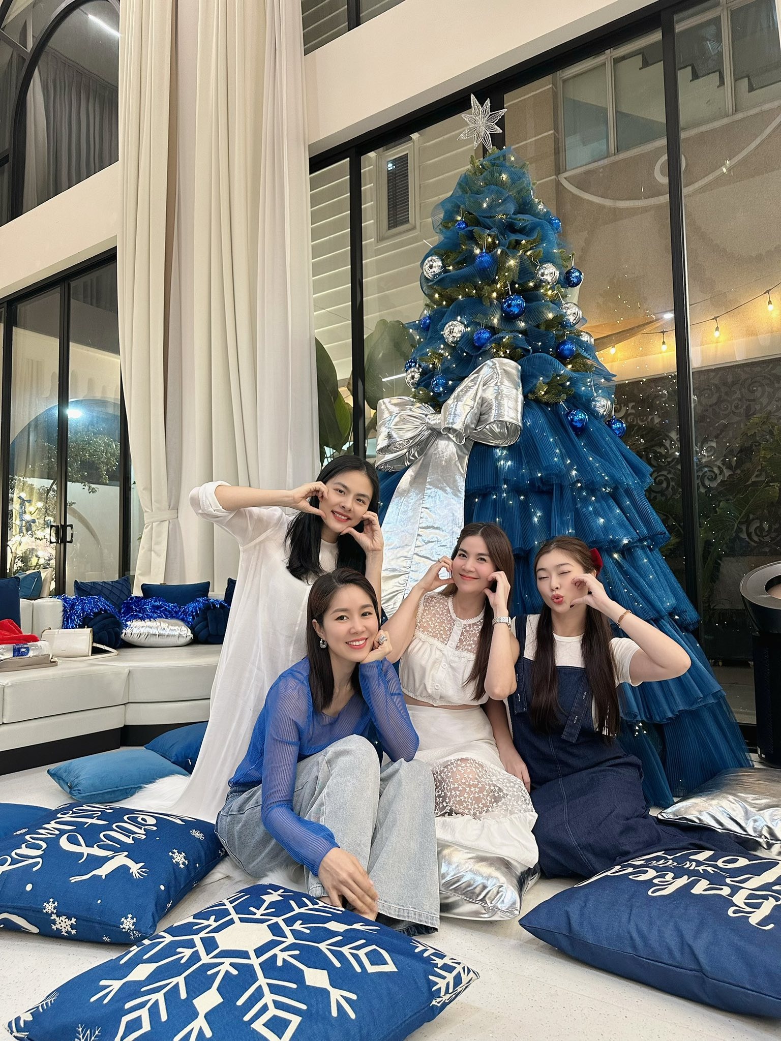 Mỹ nhân "win chặt" đường đua Noel: Tự tay trang trí biệt thự 1000m² đẹp chấn động thị giác - Ảnh 8.