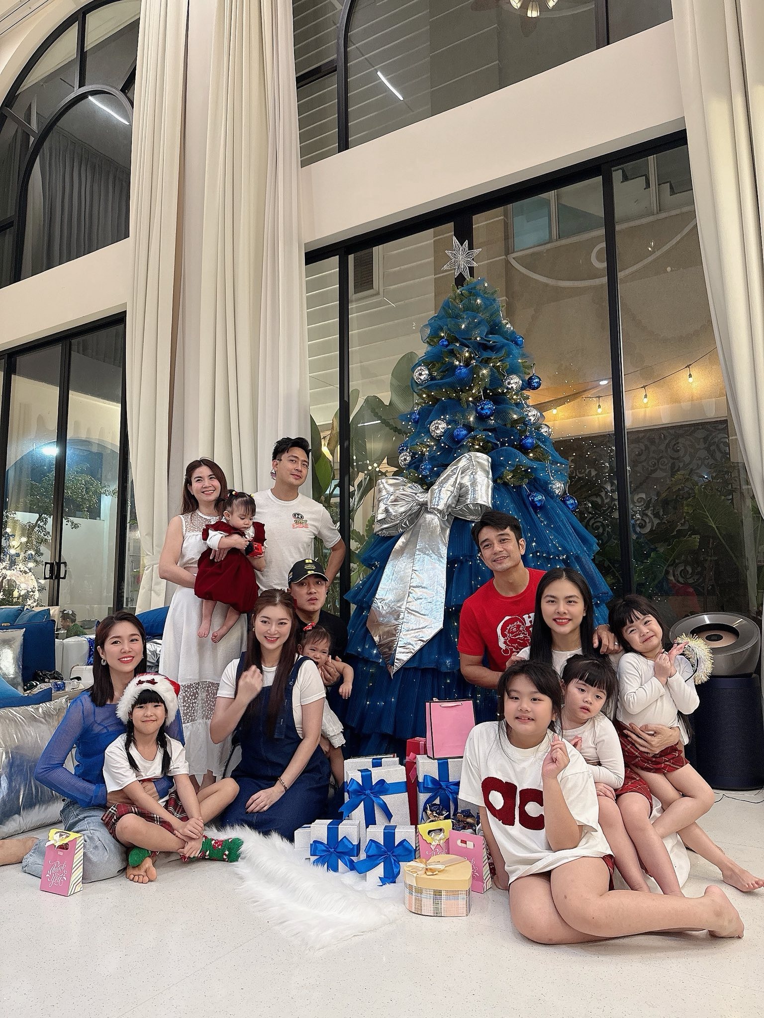 Mỹ nhân "win chặt" đường đua Noel: Tự tay trang trí biệt thự 1000m² đẹp chấn động thị giác - Ảnh 10.