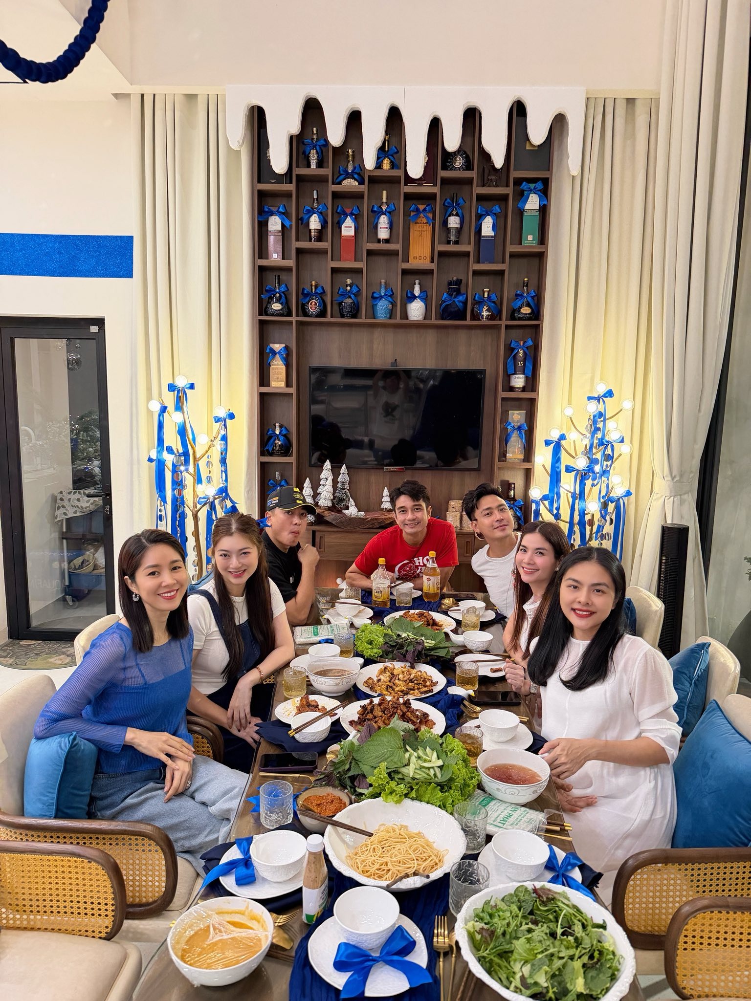 Mỹ nhân "win chặt" đường đua Noel: Tự tay trang trí biệt thự 1000m² đẹp chấn động thị giác - Ảnh 9.