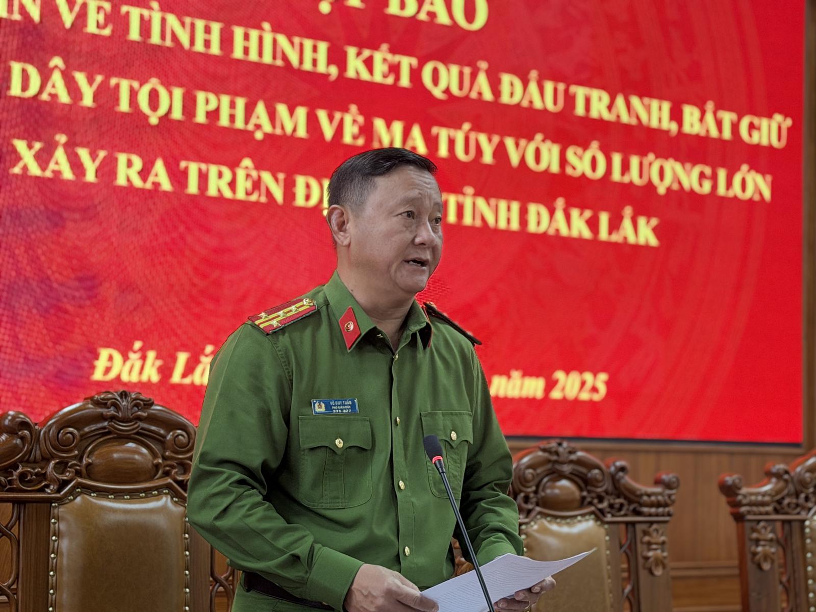 200 cảnh sát đồng loạt khám xét khẩn cấp, bắt 19 người, dùng máy xúc đột kích nhà 'ông trùm' Vũ Đình Trọng - Ảnh 1.