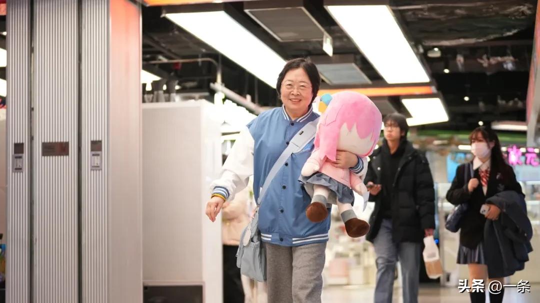 65 tuổi, người phụ nữ sống một mình mà sung túc đến mức Gen Z phải thốt lên: Tuổi già tôi mơ là đây- Ảnh 2.